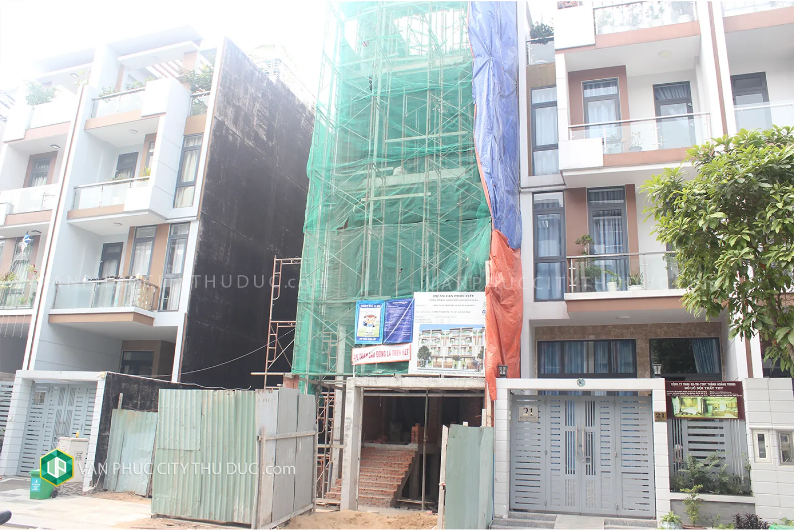 Bán nhà thô hoàn thiện mặt ngoài hướng Đông Bắc 5x23m, đang xây dựng giá 13,5 tỷ