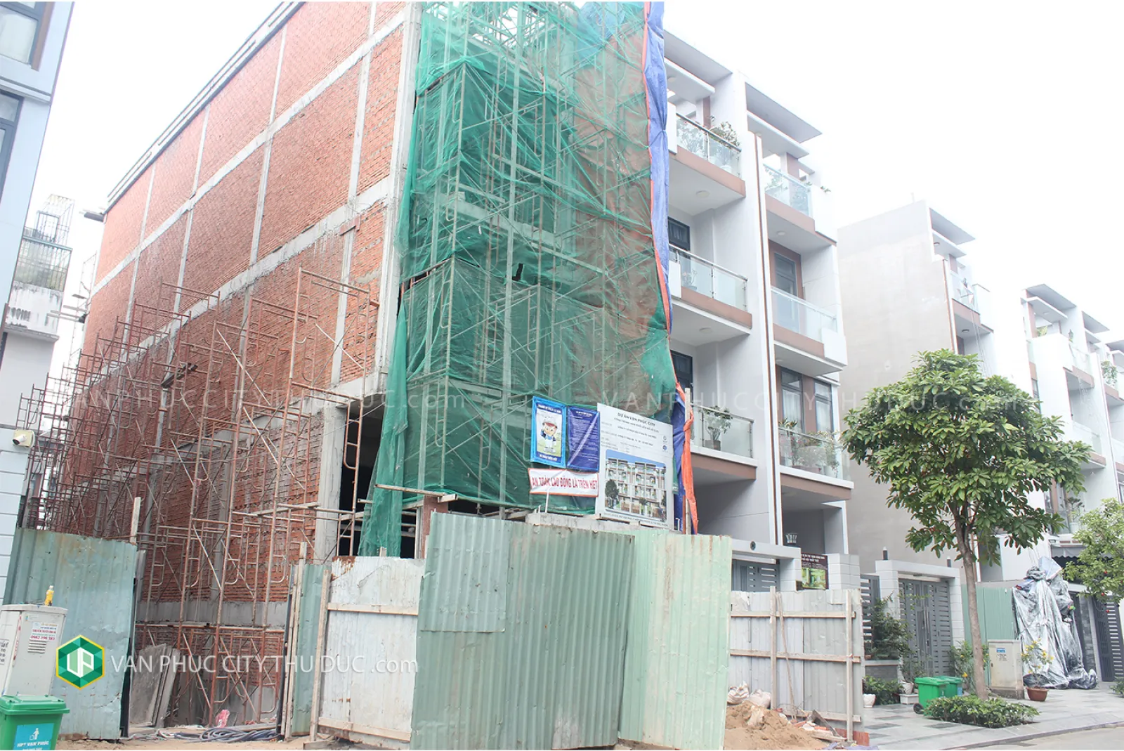 Bán nhà thô hoàn thiện mặt ngoài hướng Đông Bắc 5x23m, đang xây dựng giá 13,5 tỷ