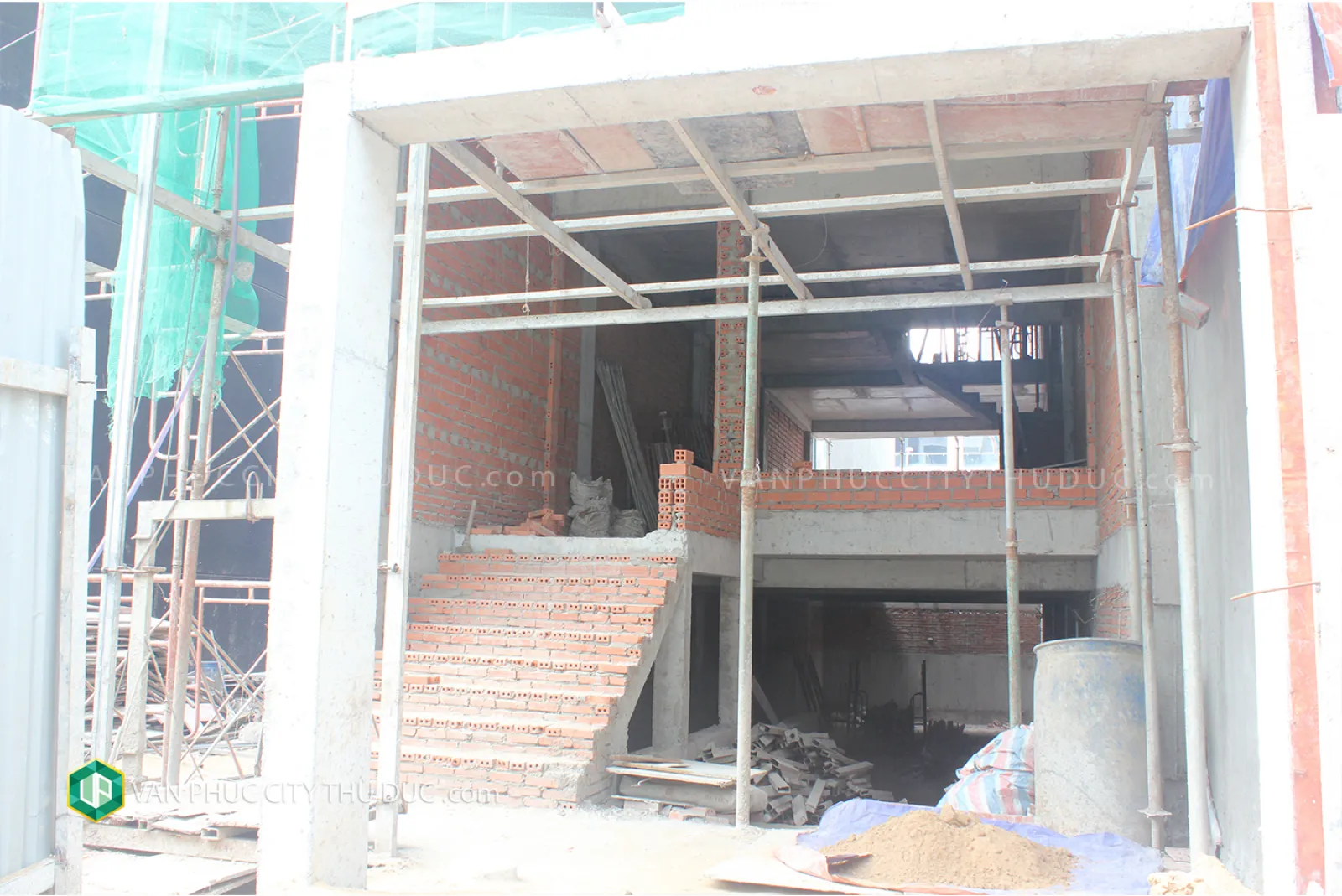 Bán nhà thô hoàn thiện mặt ngoài hướng Đông Bắc 5x23m, đang xây dựng giá 13,5 tỷ