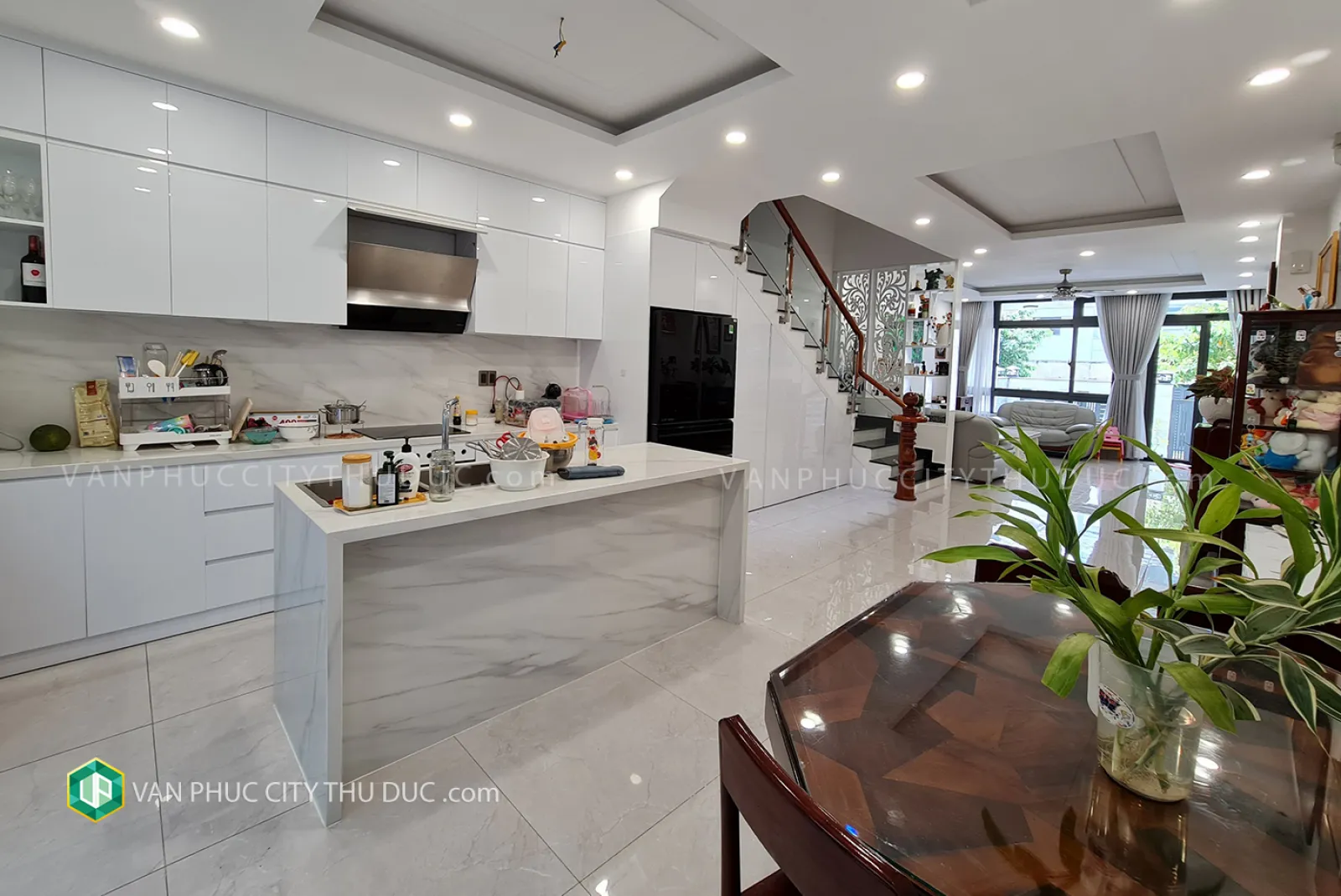 Bán nhà Vạn Phúc City hướng Tây Nam 5x20.5m, full nội thất gần kề sân Tennis giá 22 tỷ