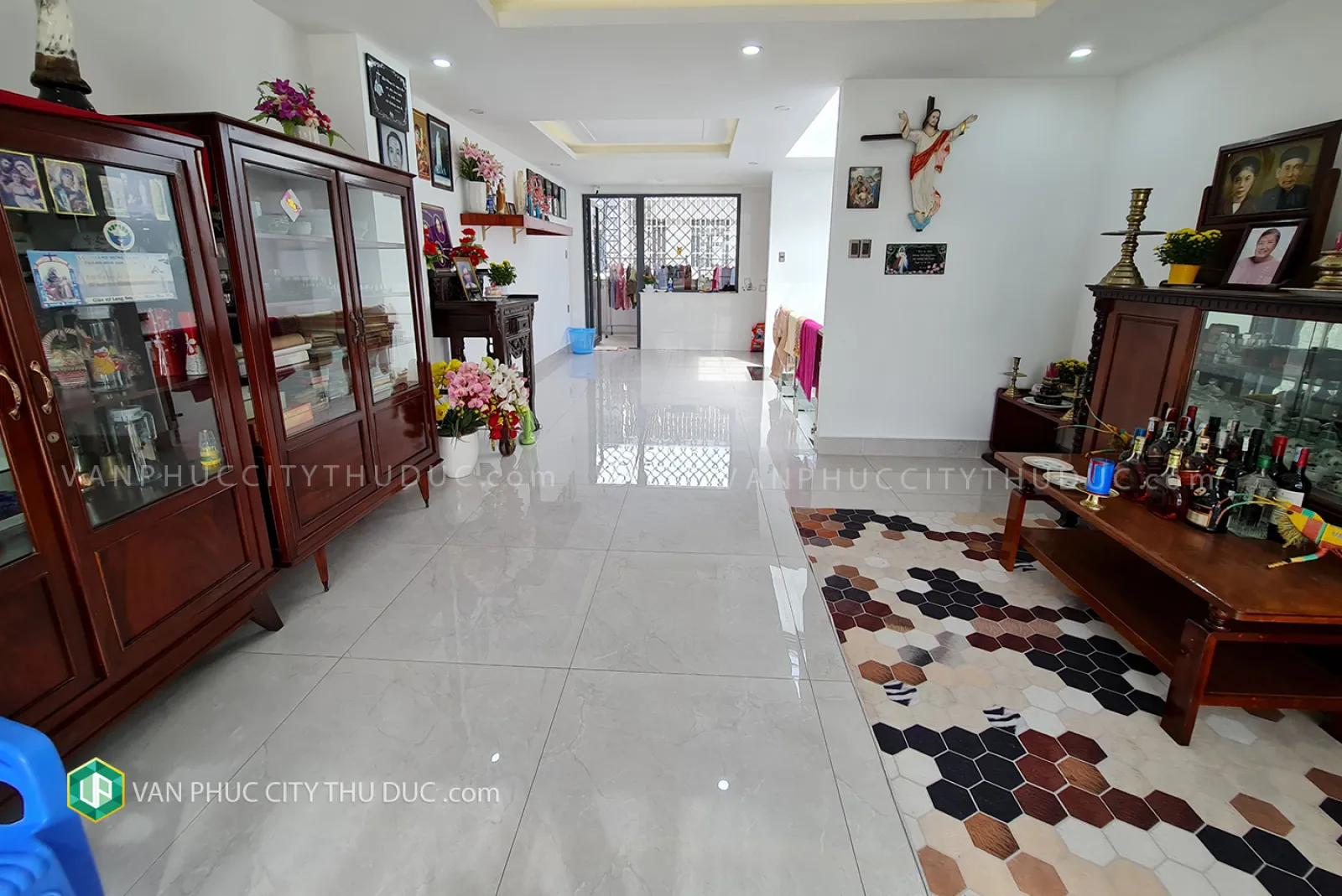 Bán nhà Vạn Phúc City hướng Tây Nam 5x20.5m, full nội thất gần kề sân Tennis giá 22 tỷ