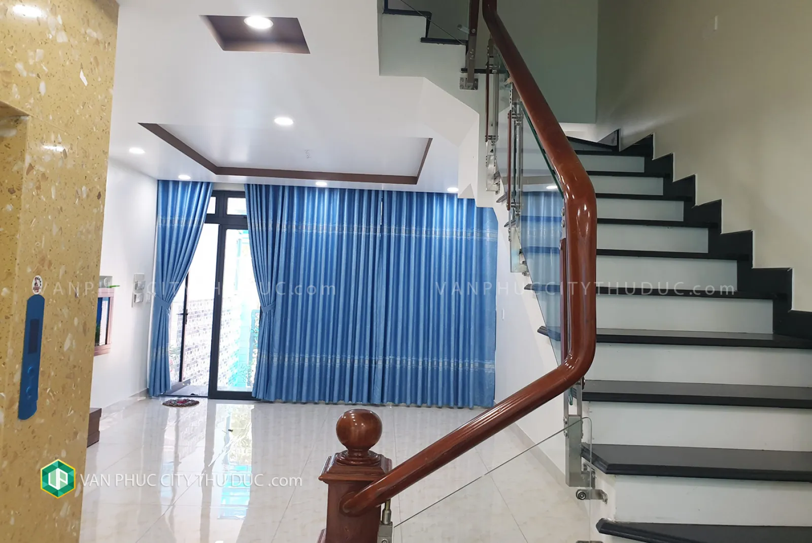 Nhà làm văn phòng (Hầm, trệt, lầu 1) hướng Đông Bắc 5x21m, nội thất cơ bản gần trường Emasi giá 26 triệu