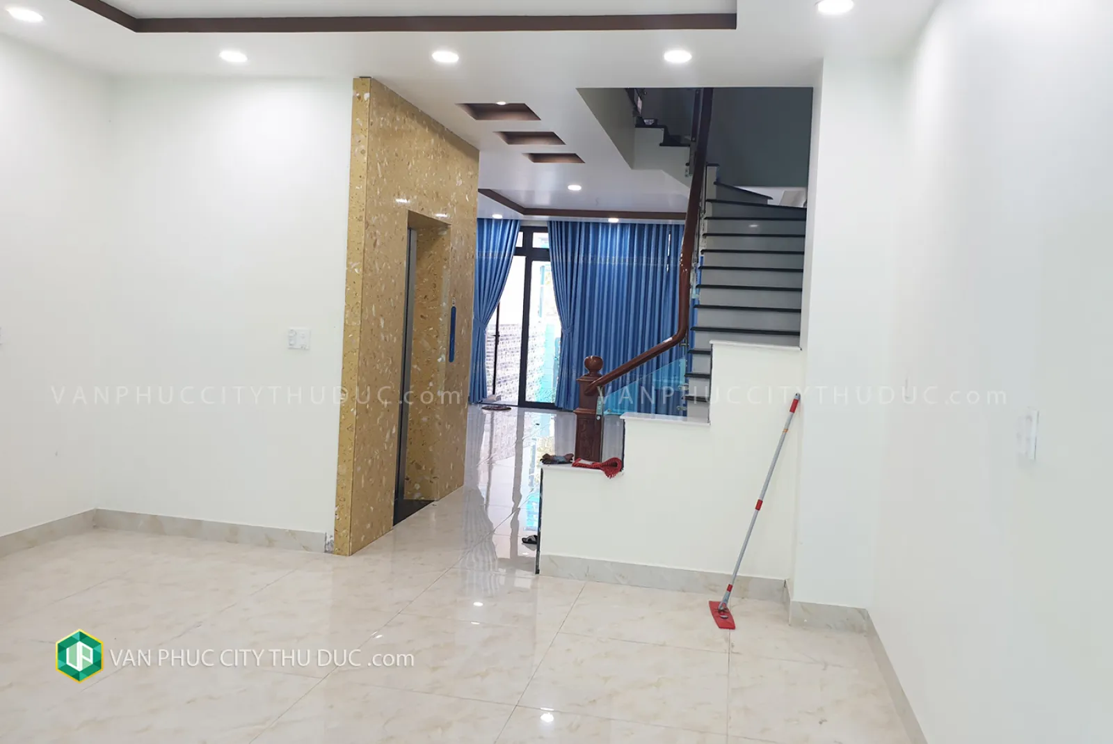 Nhà làm văn phòng (Hầm, trệt, lầu 1) hướng Đông Bắc 5x21m, nội thất cơ bản gần trường Emasi giá 26 triệu