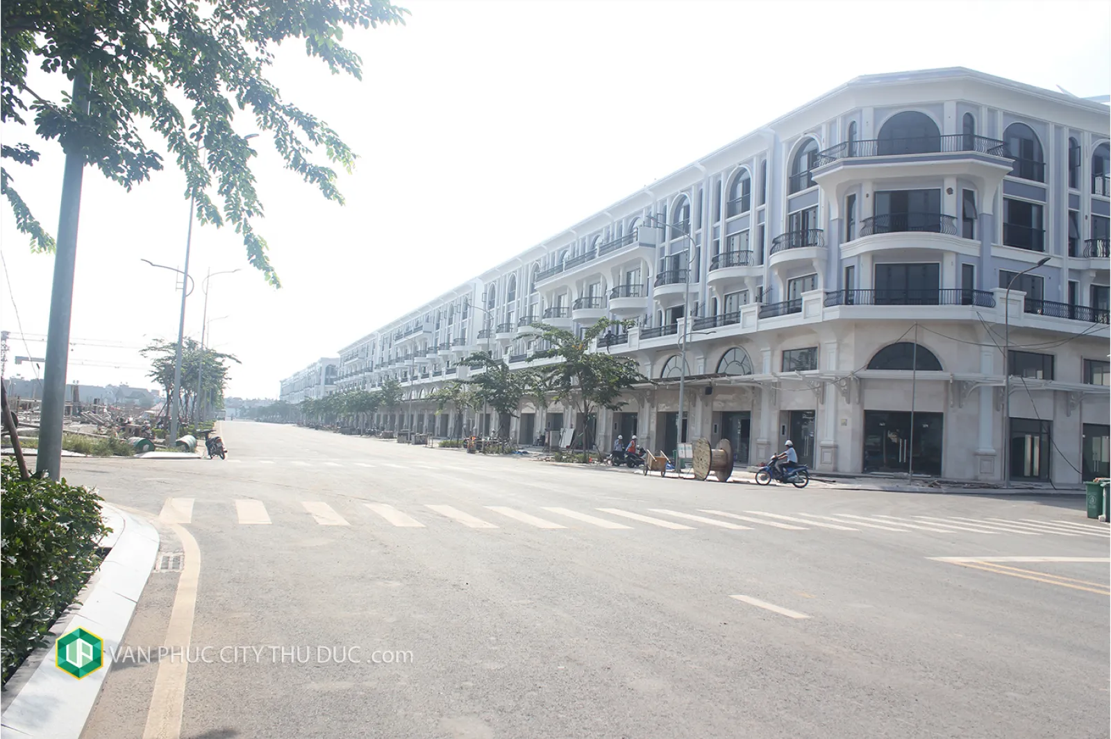 Cần cho thuê Shophouse Đinh Thị Thi hướng Tây Bắc 7x20m, hoàn thiện mặt ngoài ngay khu sầm uất giá 61 triệu