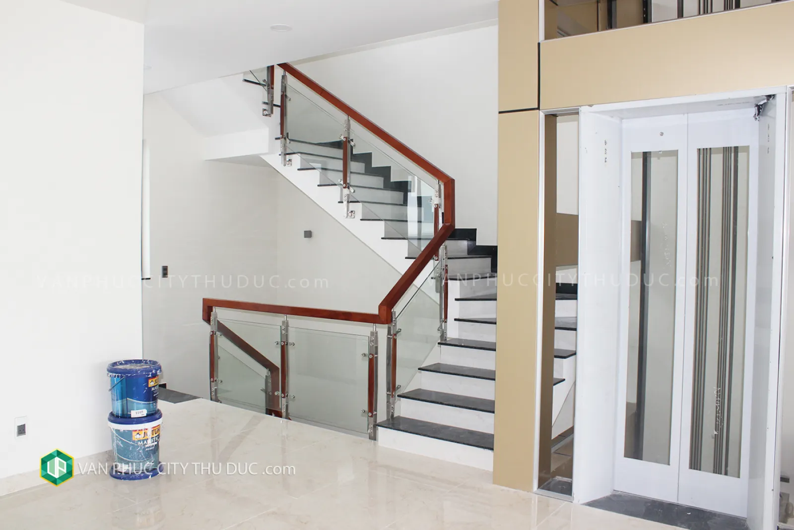 Chính chủ cho thuê từng tầng làm văn phòng hướng Đông Bắc 7x21m, nội thất cơ bản giá 18 triệu