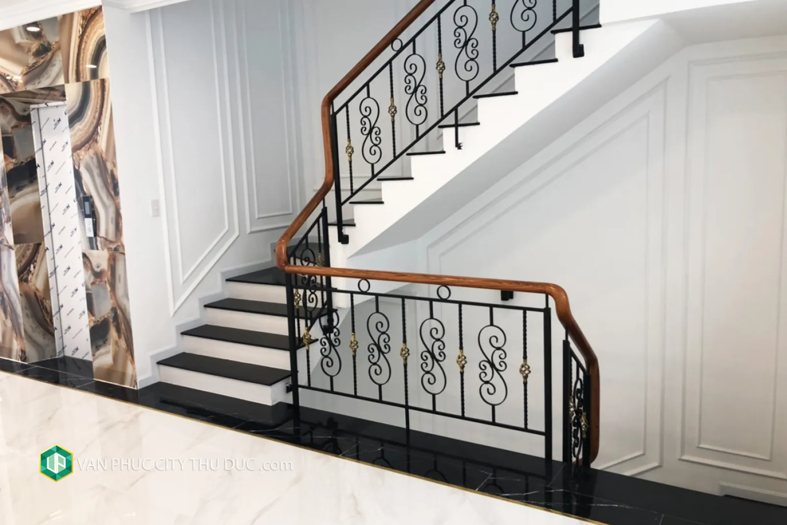 Cần cho thuê từng tầng làm văn phòng hướng Bắc 7x21m, full nội thất ngay khu sầm uất giá 24 triệu