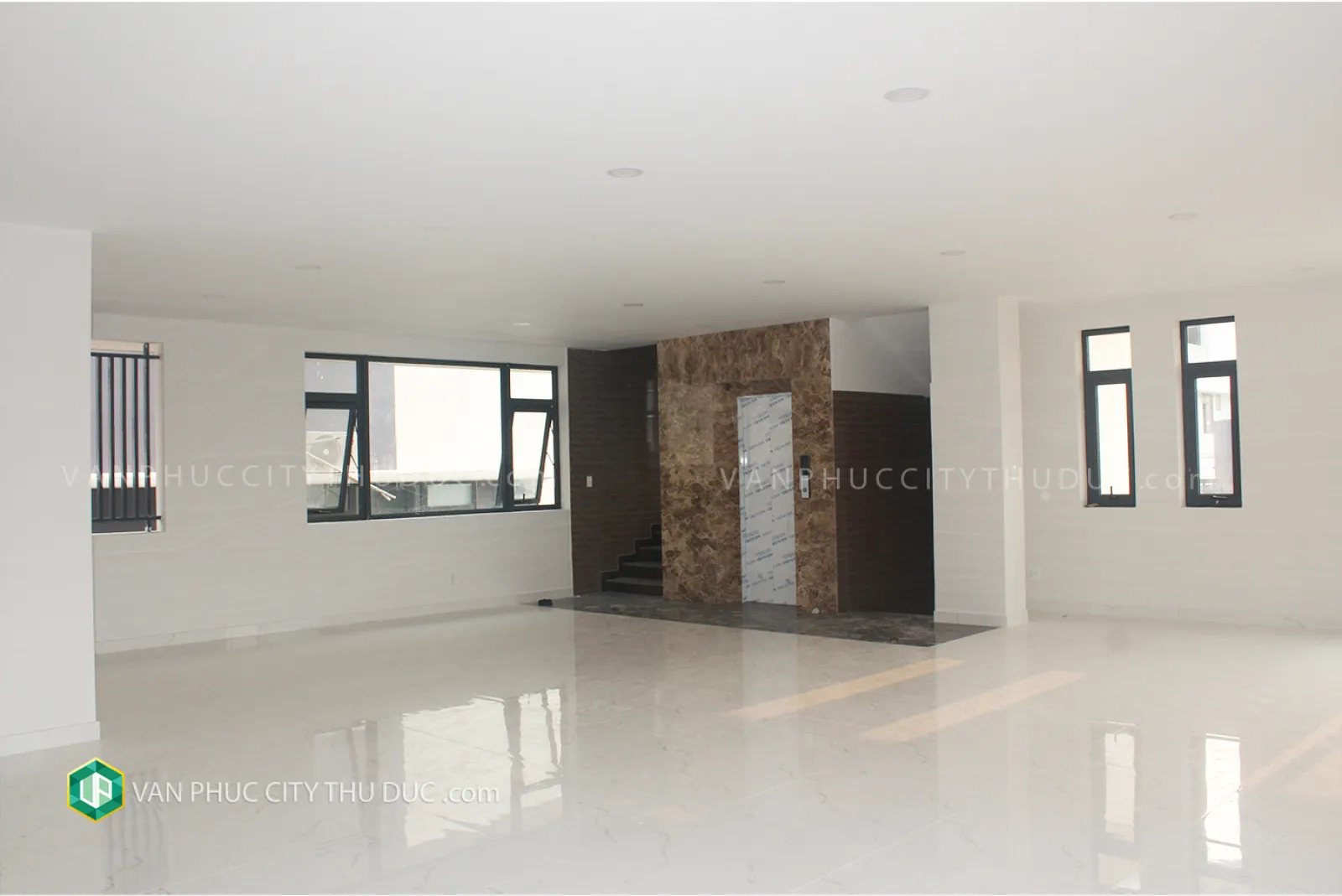 Cho thuê căn góc làm văn phòng nội thất Cao Cấp giá chỉ 86 triệu