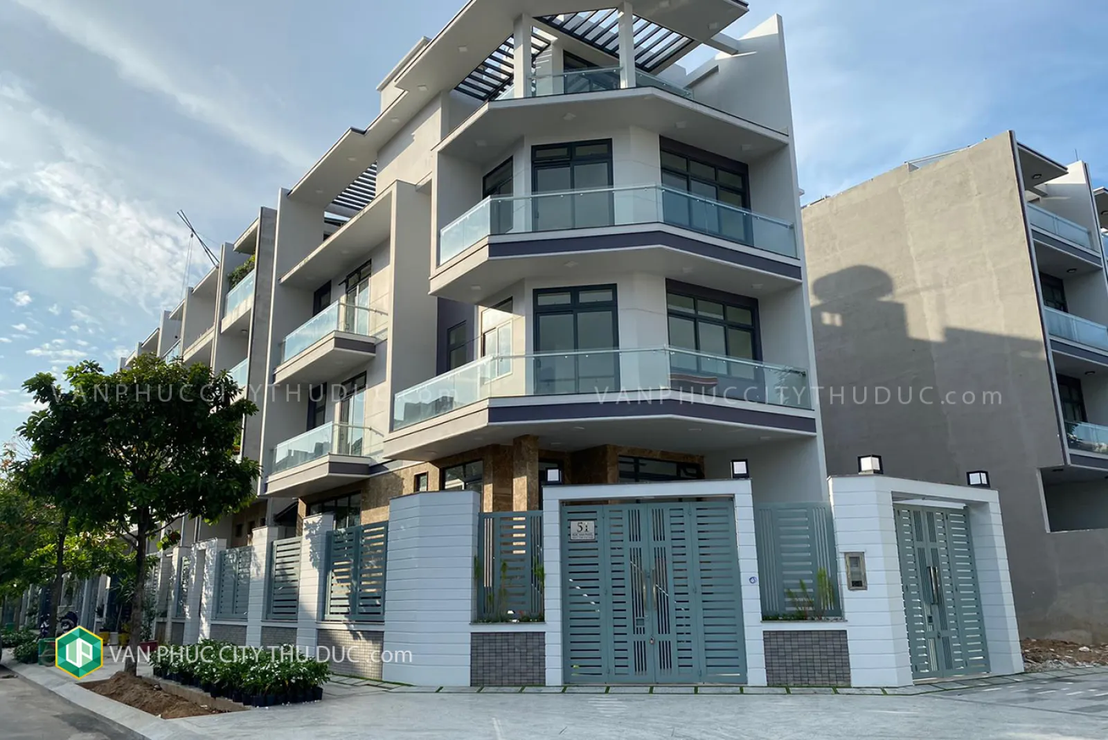 Cho thuê căn góc view công viên cực đẹp hướng Tây Bắc, full nội thất  giá 46 triệu