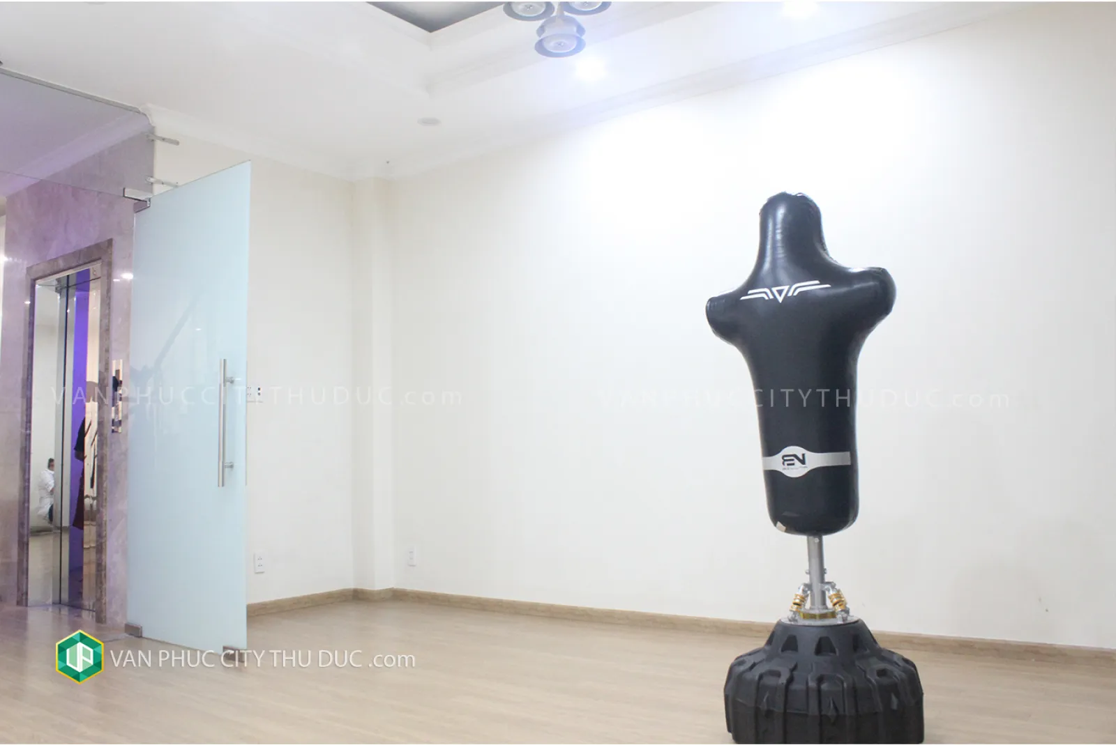 Tôi cho thuê từng tầng làm văn phòng hướng Nam, full nội thất giá 13,5 triệu