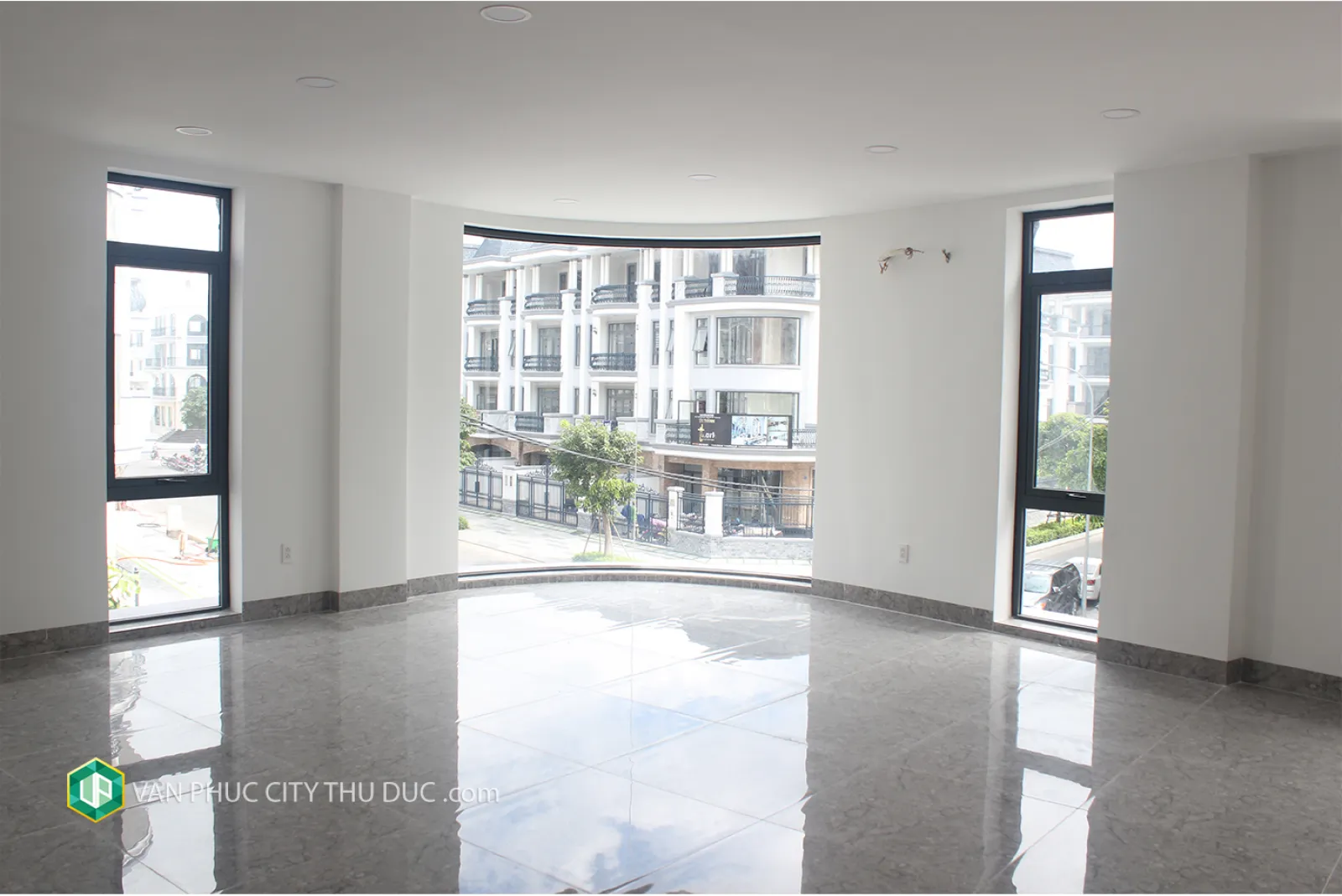 Cho thuê Căn góc hai mặt tiền hướng Đông Nam, hoàn thiện nội thất ngay trục đường thương mại sầm uất