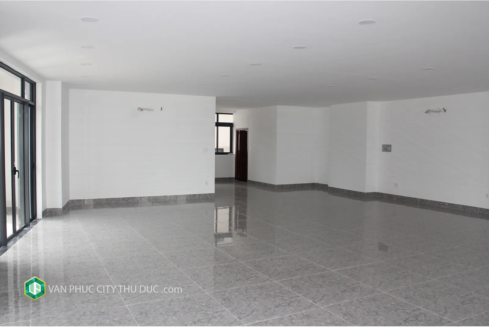 Cho thuê Căn góc hai mặt tiền hướng Đông Nam, hoàn thiện nội thất ngay trục đường thương mại sầm uất