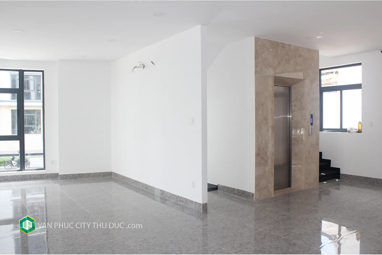 Cho thuê Căn góc hai mặt tiền hướng Đông Nam, hoàn thiện nội thất ngay trục đường thương mại sầm uất