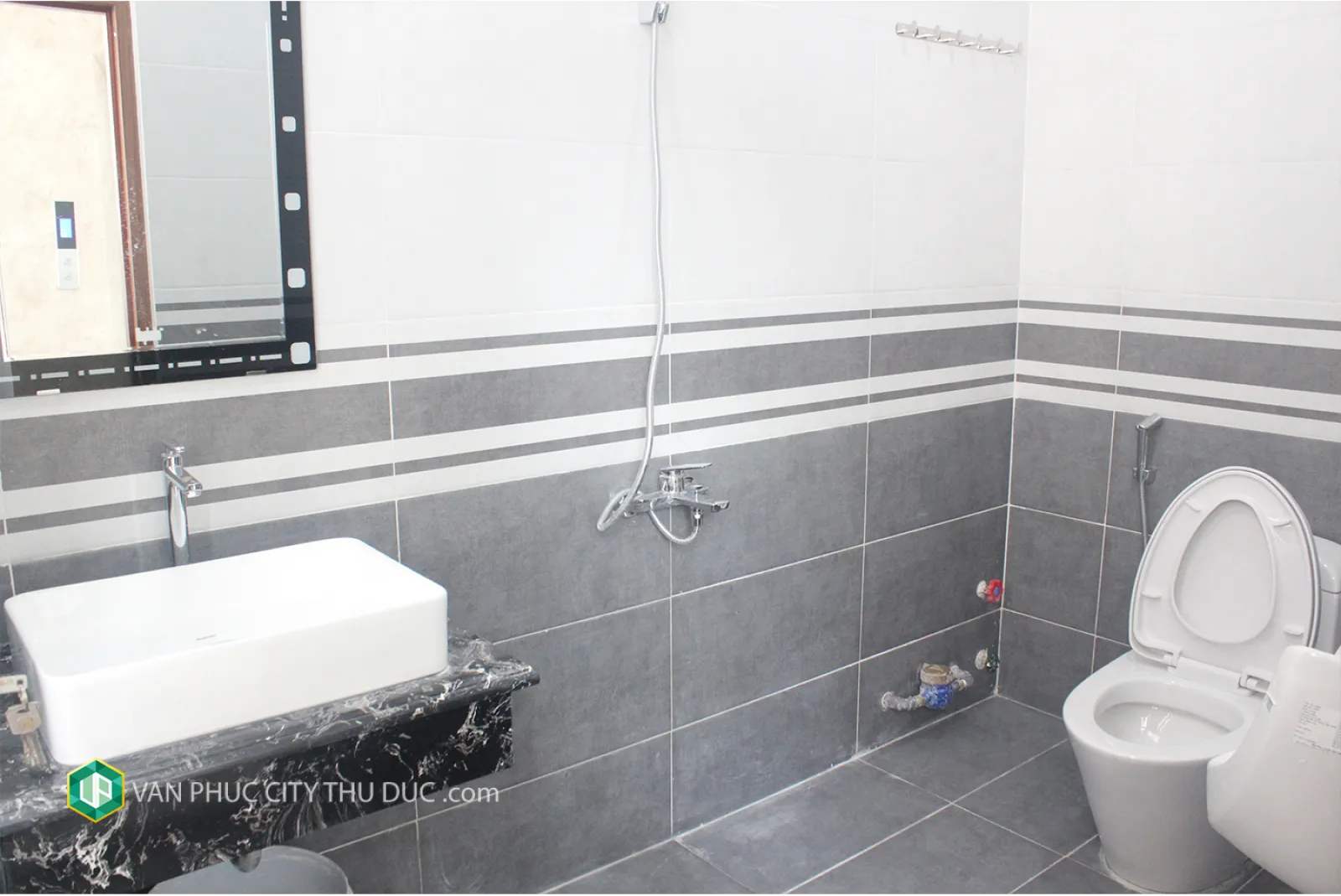 Cho thuê Căn góc hai mặt tiền hướng Đông Nam, hoàn thiện nội thất ngay trục đường thương mại sầm uất