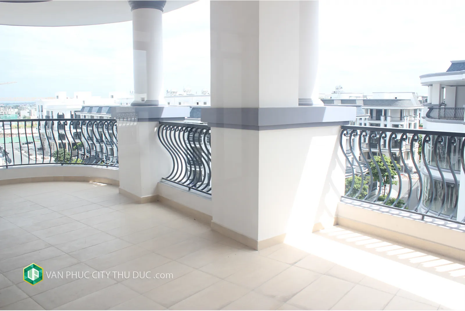 Cho thuê Căn góc hai mặt tiền hướng Đông Nam, hoàn thiện nội thất ngay trục đường thương mại sầm uất