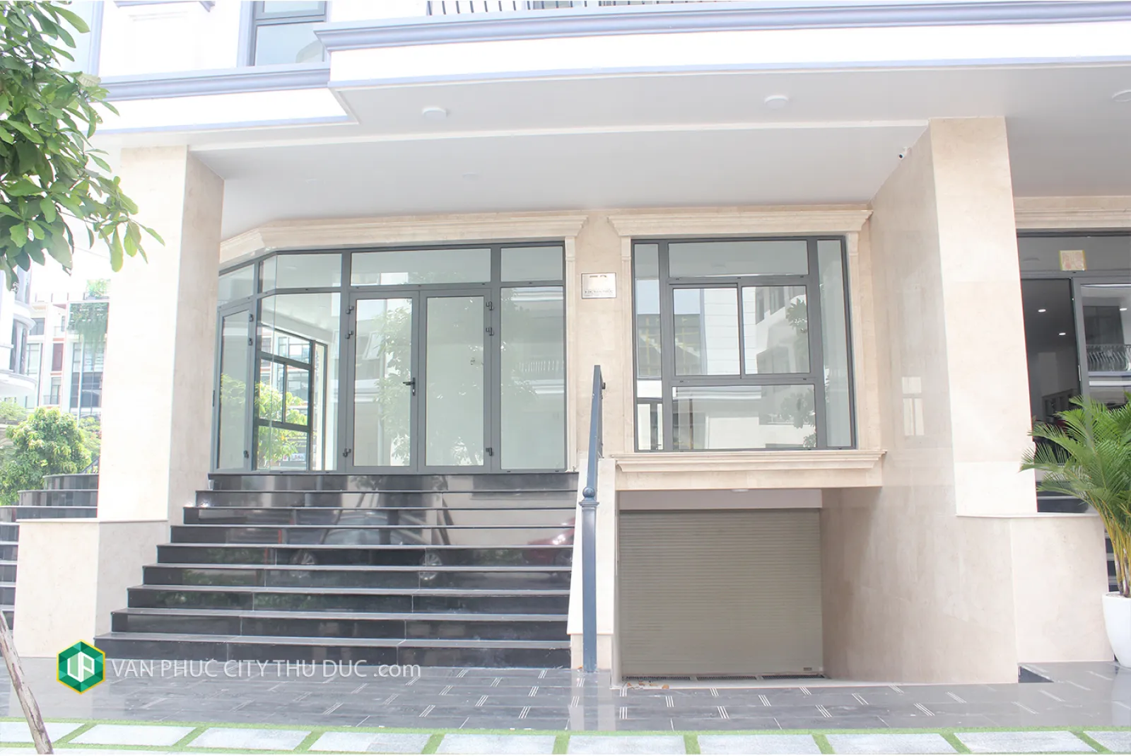 Cho thuê Căn góc hai mặt tiền hướng Đông Nam, hoàn thiện nội thất ngay trục đường thương mại sầm uất