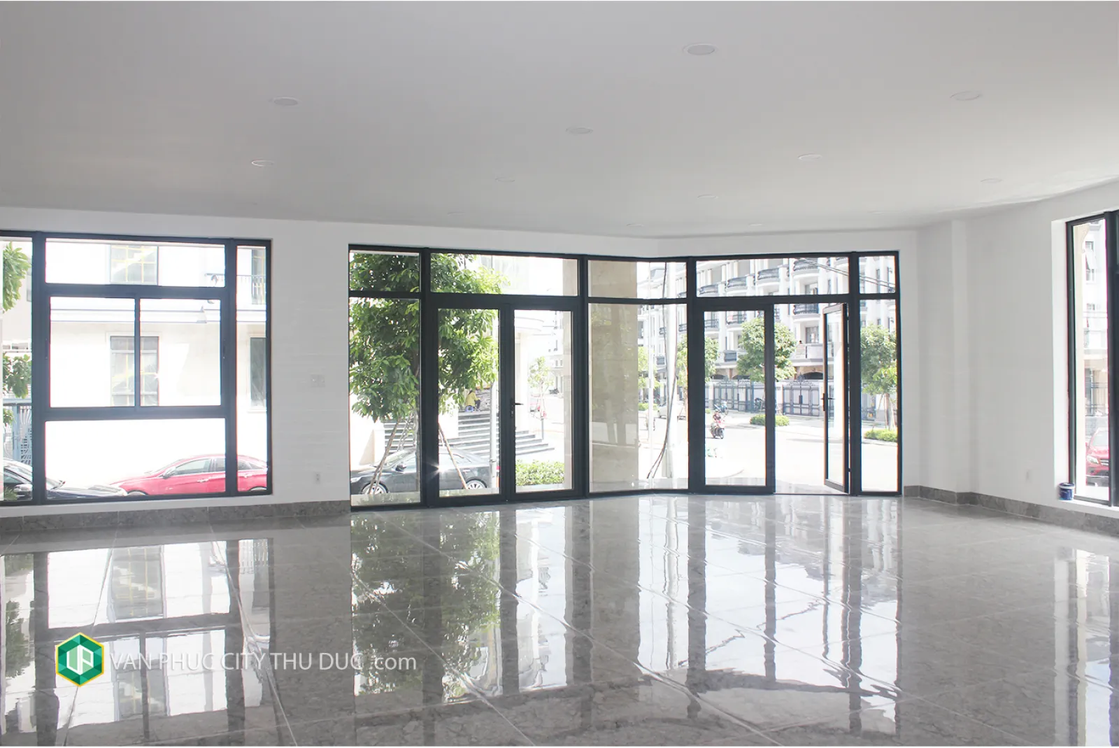 Cho thuê Căn góc hai mặt tiền hướng Đông Nam, hoàn thiện nội thất ngay trục đường thương mại sầm uất