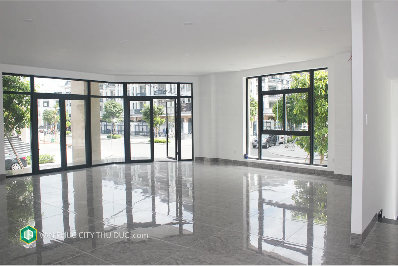 Cho thuê Căn góc hai mặt tiền hướng Đông Nam, hoàn thiện nội thất ngay trục đường thương mại sầm uất