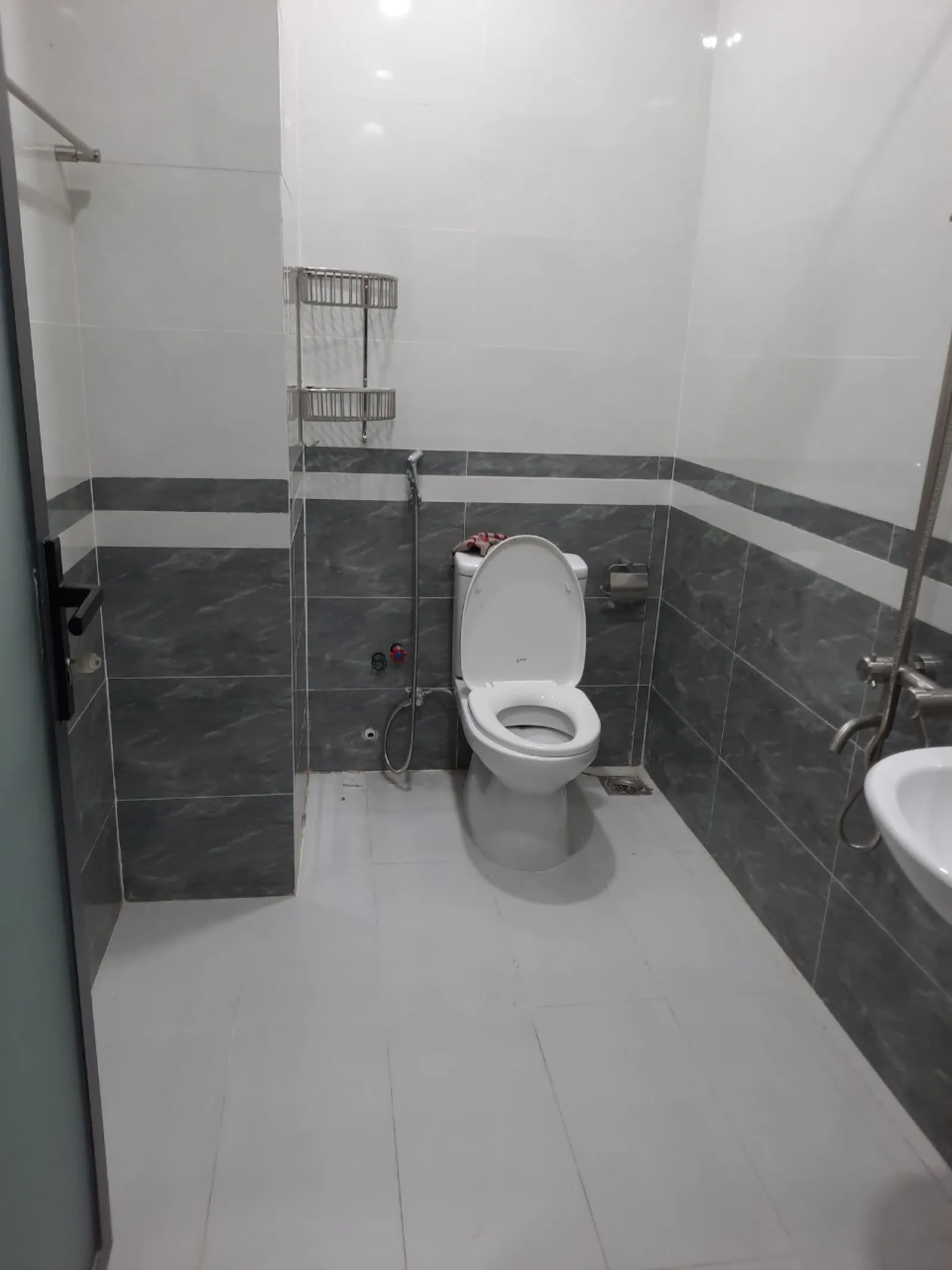 Cho thuê ngay nhà làm văn phòng 5x17m, nội thất cơ bản ngay khu sầm uất giá 33 triệu