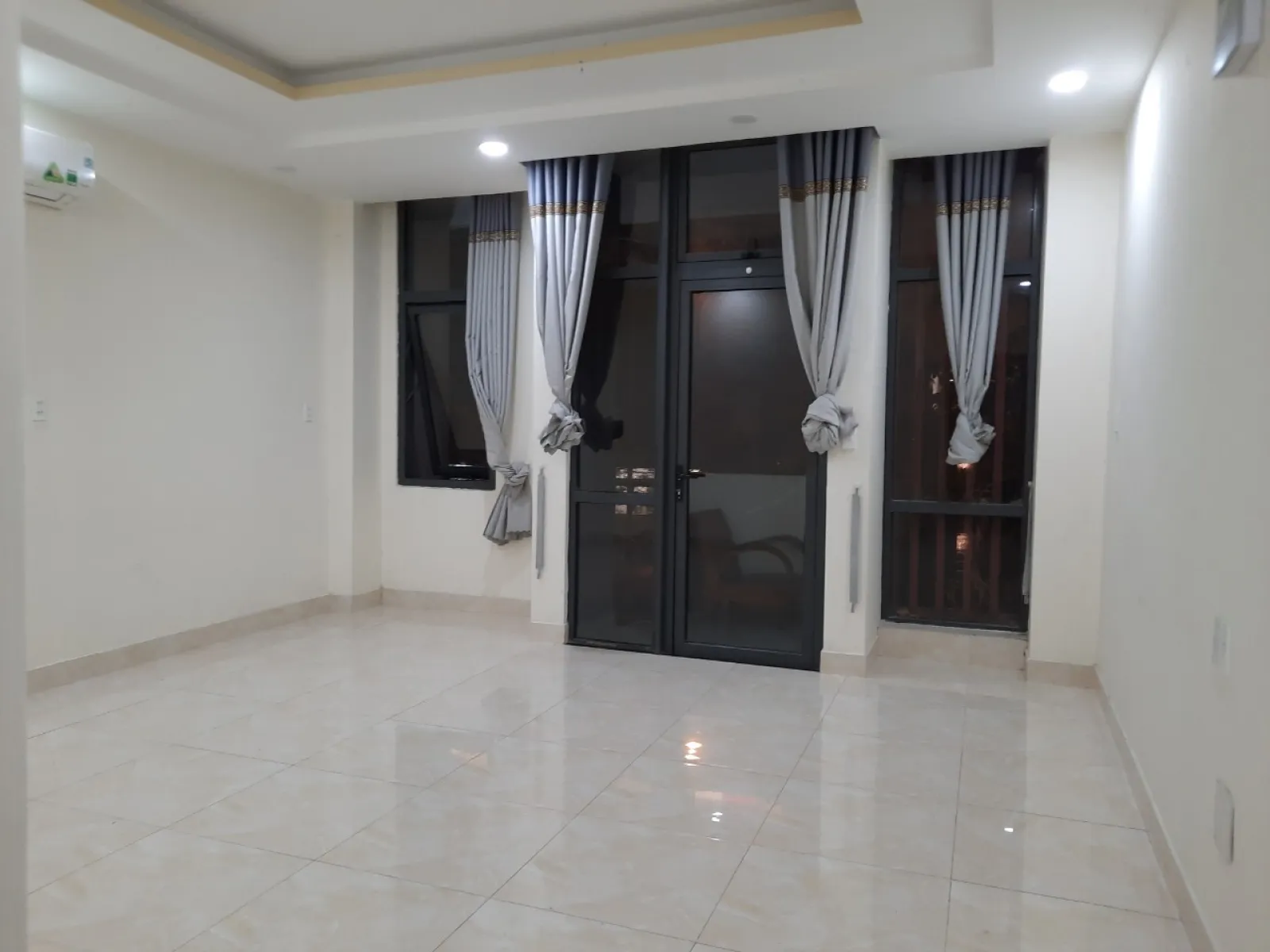 Cho thuê ngay nhà làm văn phòng 5x17m, nội thất cơ bản ngay khu sầm uất giá 33 triệu