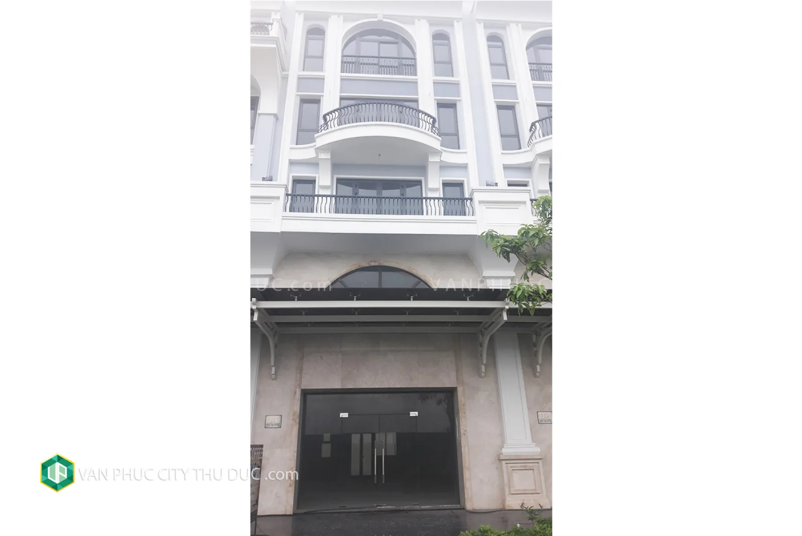 Cho thuê nhà thô hoàn thiện mặt ngoài hướng Tây 7x21m, mới xây đối diện Vạn Phúc Center giá 28 triệu