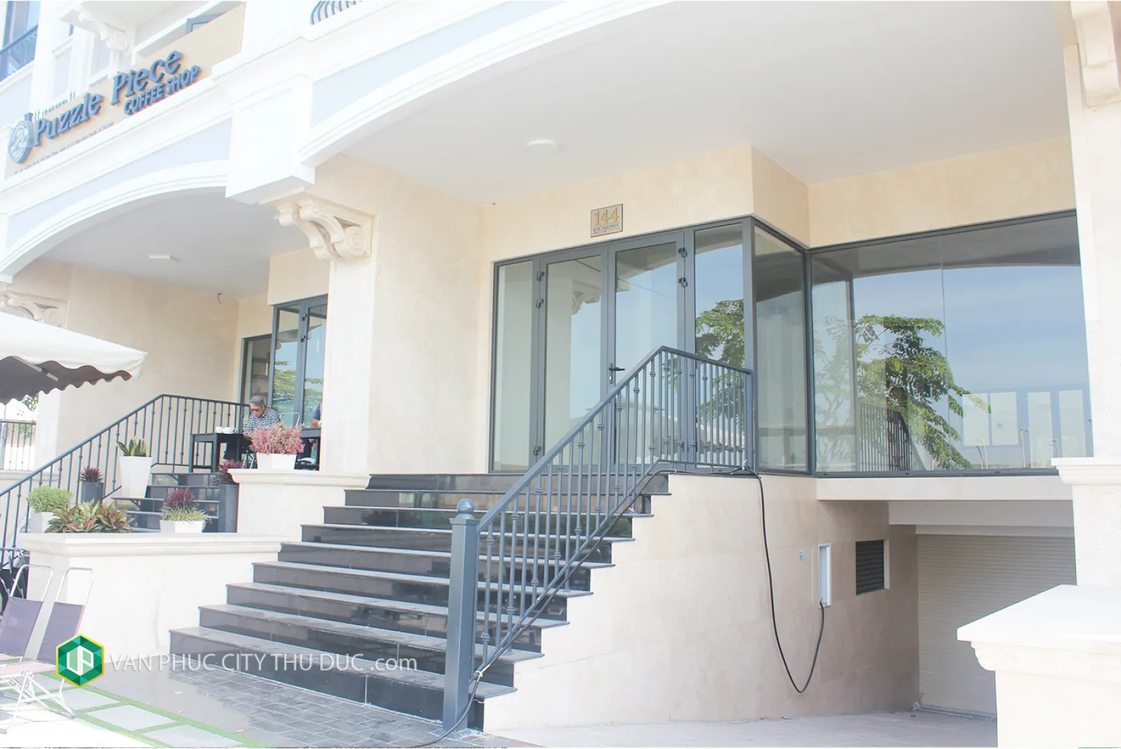 Cho thuê tầng trệt làm văn phòng hướng Tây Nam 7x20m, nội thất cơ bản đối diện Kênh Sông Trăng giá 23 triệu