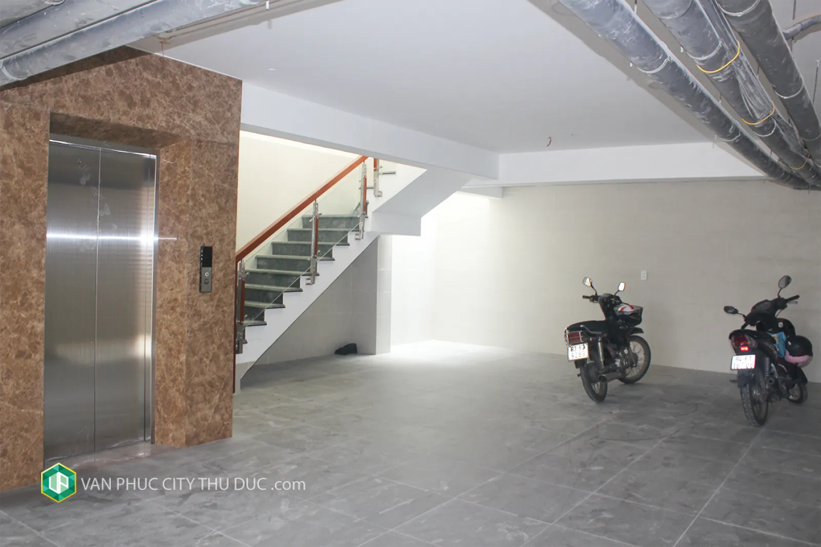 Cho thuê Văn phòng Vạn Phúc City hướng Đông Nam 7x19m, hoàn thiện nội thất gần kề Kênh Sông Trăng giá 51  triệu