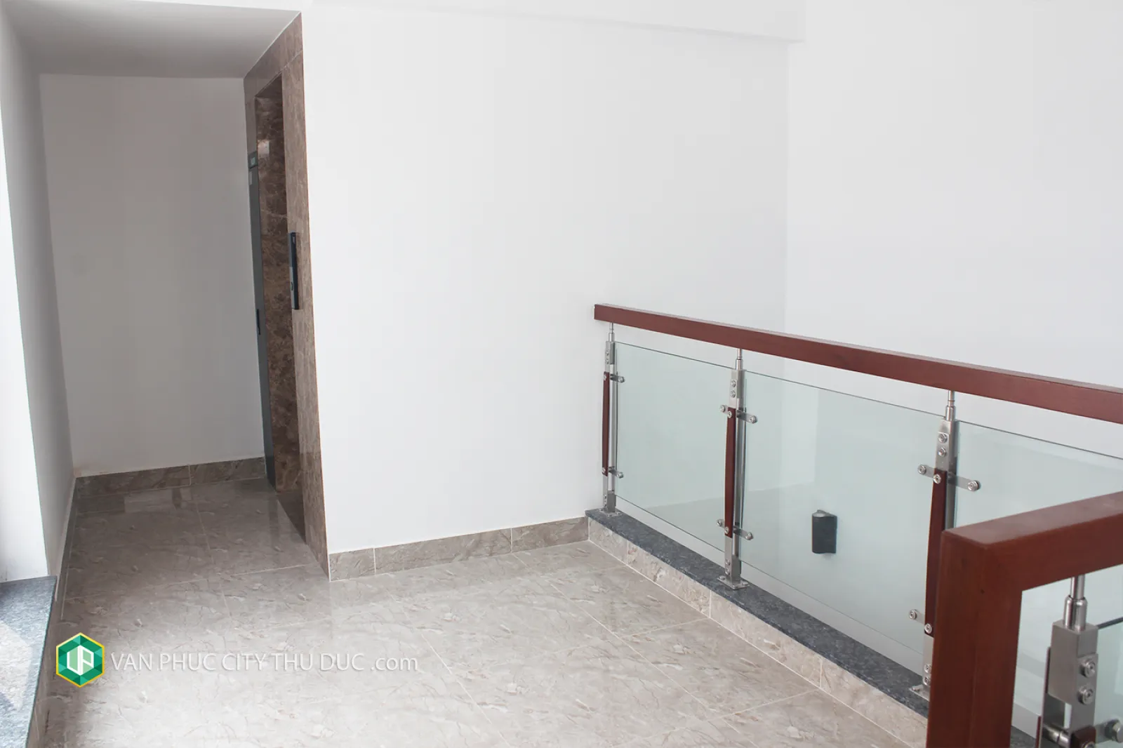 Cho thuê Văn phòng Vạn Phúc City hướng Đông Nam 7x19m, hoàn thiện nội thất gần kề Kênh Sông Trăng giá 51  triệu