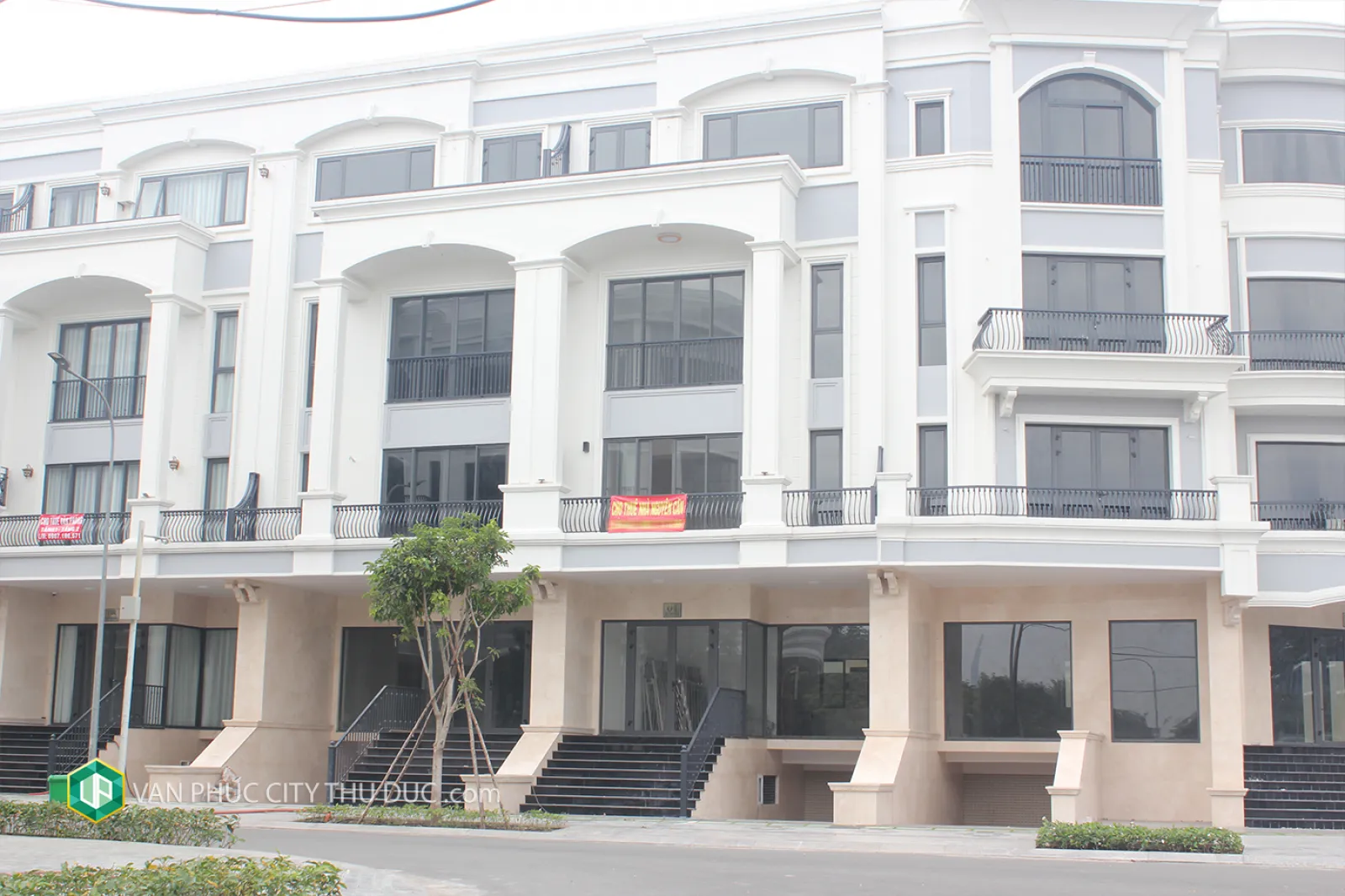 Cho thuê Văn phòng Vạn Phúc City hướng Đông Nam 7x19m, hoàn thiện nội thất gần kề Kênh Sông Trăng giá 51  triệu