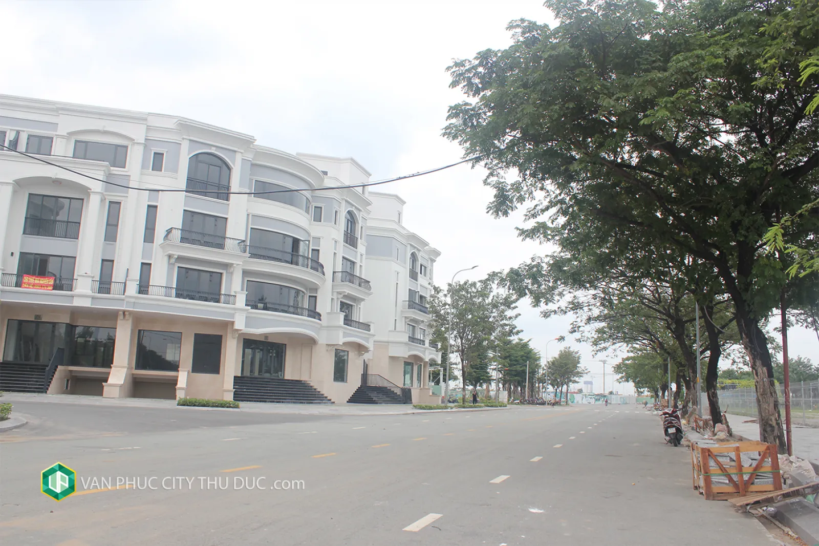 Cho thuê Văn phòng Vạn Phúc City hướng Đông Nam 7x19m, hoàn thiện nội thất gần kề Kênh Sông Trăng giá 51  triệu