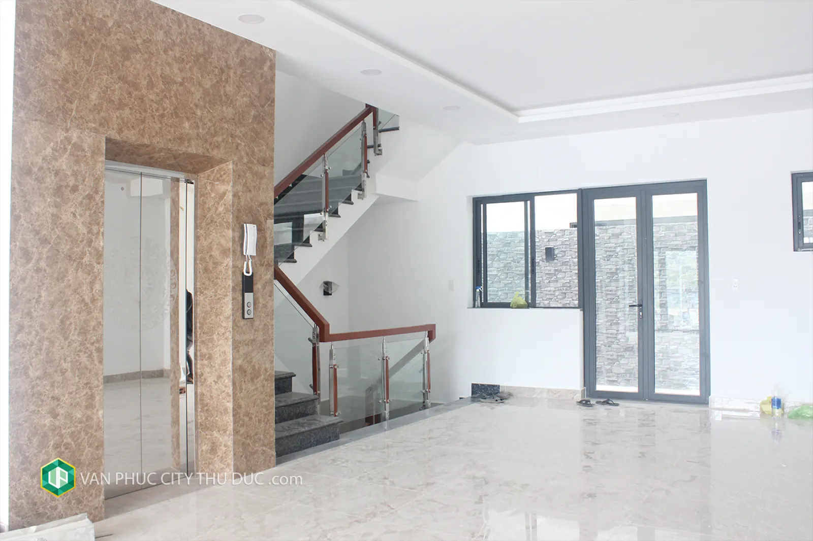 Cho thuê Văn phòng Vạn Phúc City hướng Đông Nam 7x19m, hoàn thiện nội thất gần kề Kênh Sông Trăng giá 51  triệu