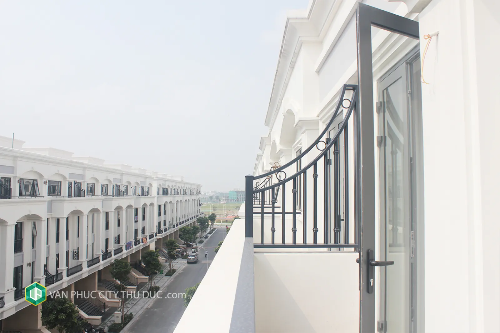 Cho thuê Văn phòng Vạn Phúc City hướng Đông Nam 7x19m, hoàn thiện nội thất gần kề Kênh Sông Trăng giá 51  triệu