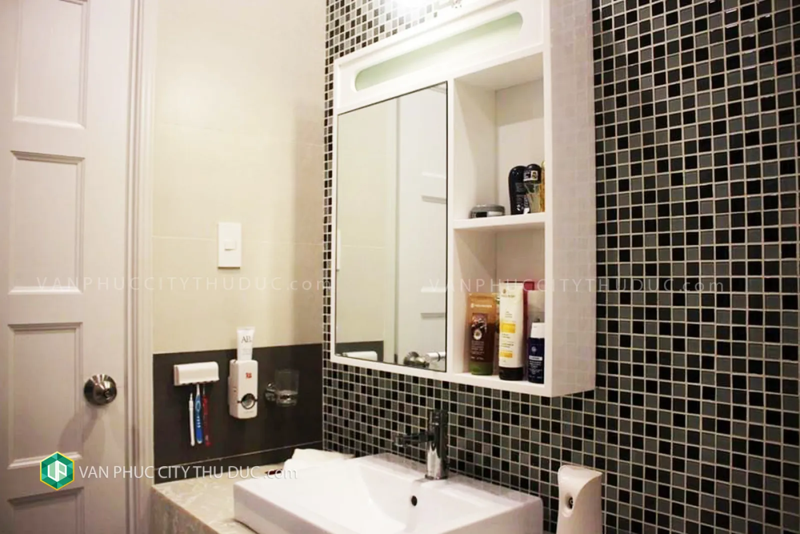 Dư chỗ cho thuê Nhà Vạn Phúc Thủ Đức hướng Nam 6x20m, nội thất Sang Trọng gần hồ bơi giá 41 triệu