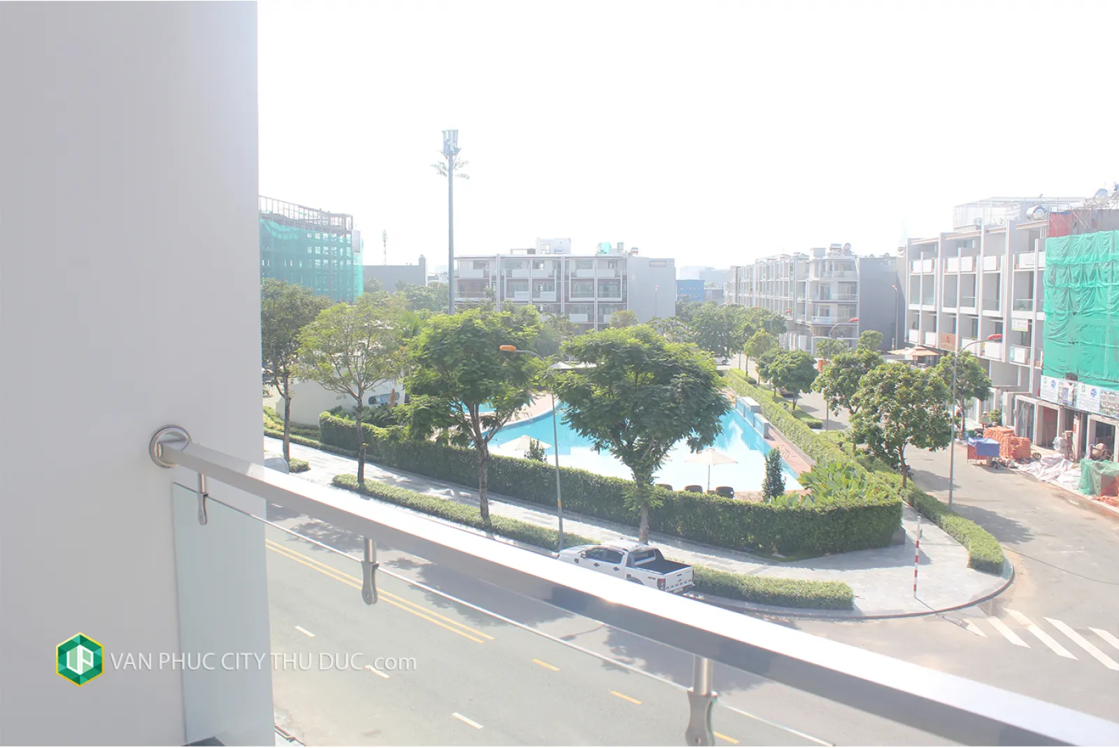 Nhà làm văn phòng trệt + 2 lầu 6x20m, mặt tiền đường 25m, full nội thất view hồ bơi giá 36 triệu