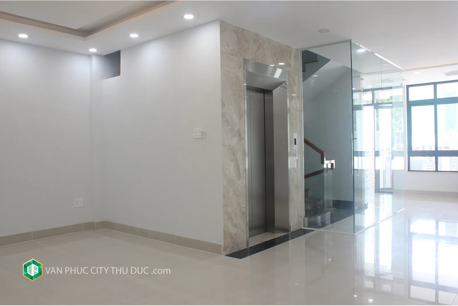 Nhà làm văn phòng trệt + 2 lầu 6x20m, mặt tiền đường 25m, full nội thất view hồ bơi giá 36 triệu