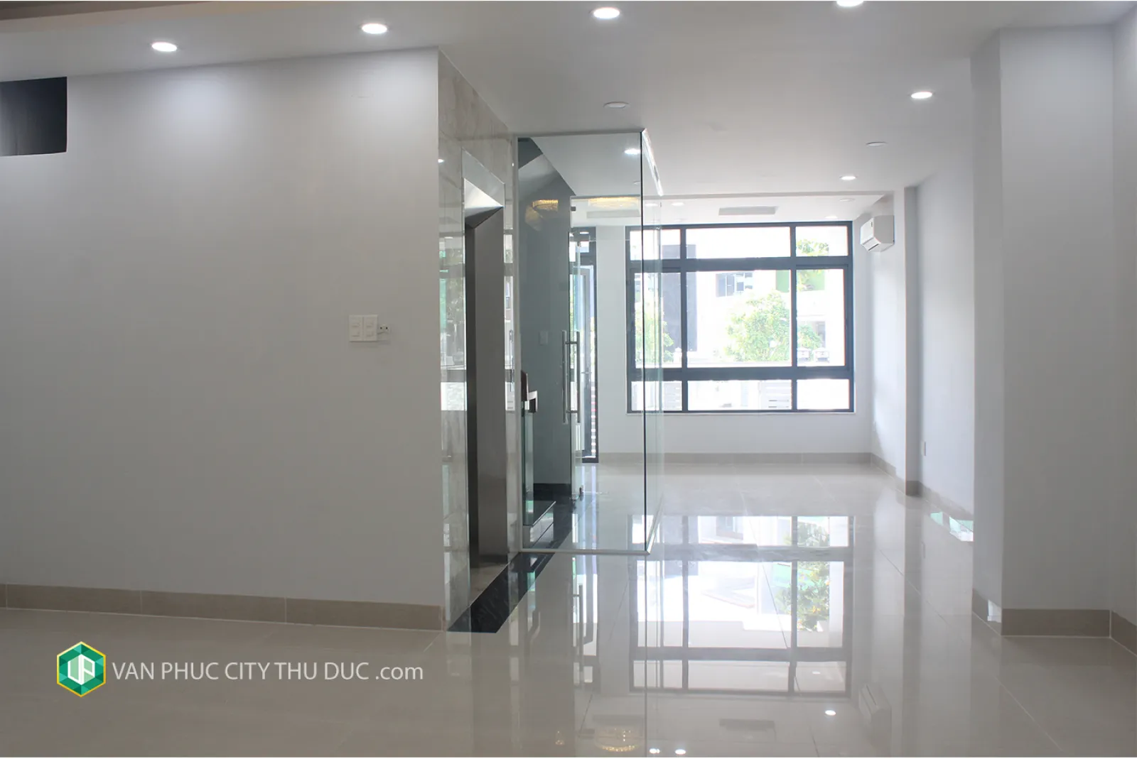 Nhà làm văn phòng trệt + 2 lầu 6x20m, mặt tiền đường 25m, full nội thất view hồ bơi giá 36 triệu