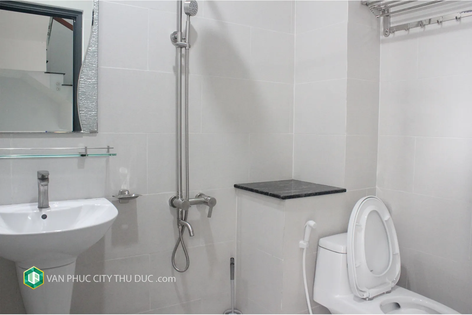 Nhà làm văn phòng trệt + 2 lầu 6x20m, mặt tiền đường 25m, full nội thất view hồ bơi giá 36 triệu