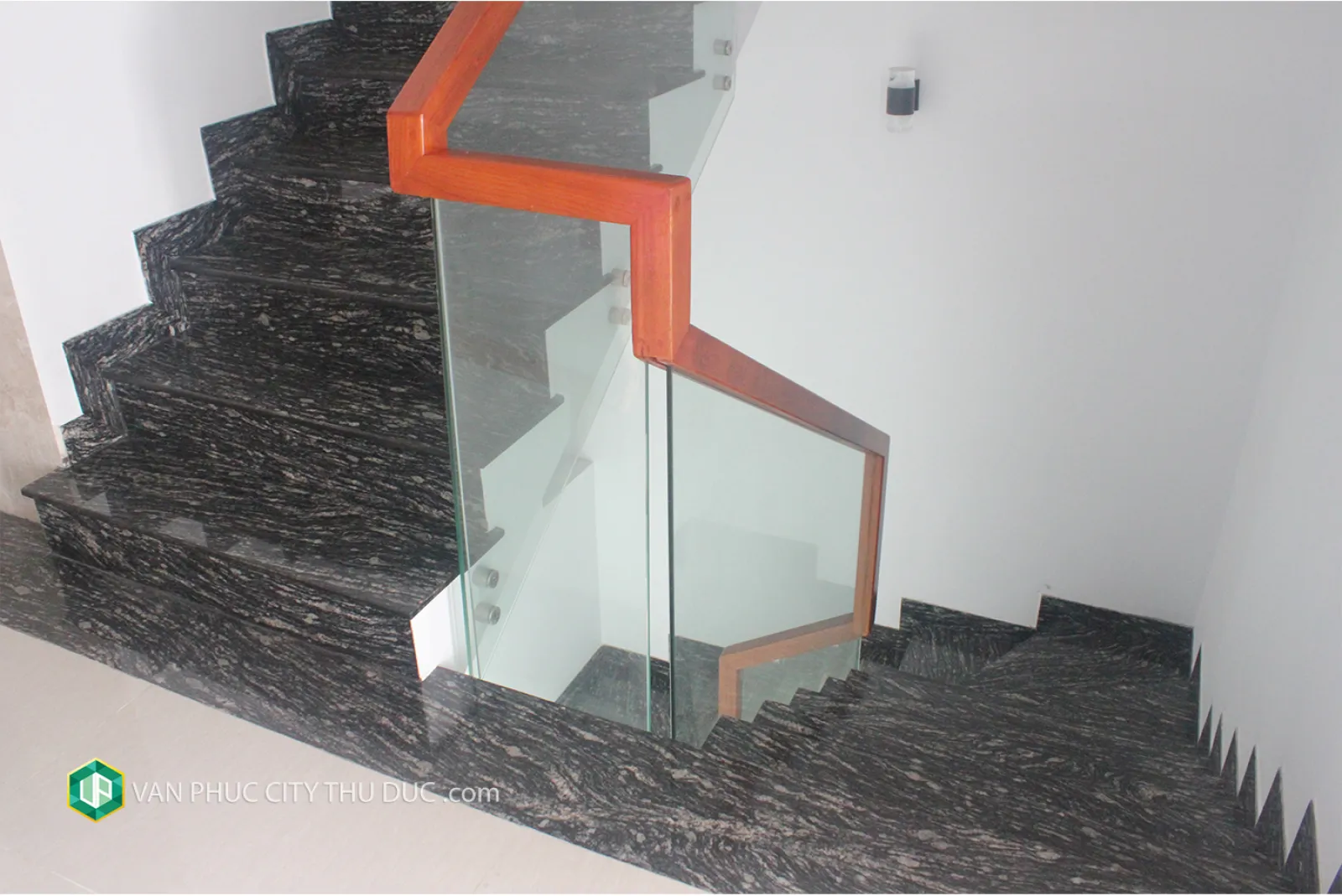 Nhà làm văn phòng trệt + 2 lầu 6x20m, mặt tiền đường 25m, full nội thất view hồ bơi giá 36 triệu