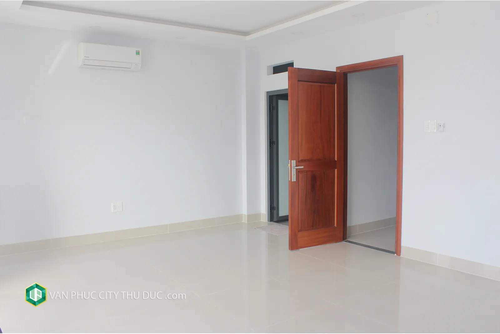 Nhà làm văn phòng trệt + 2 lầu 6x20m, mặt tiền đường 25m, full nội thất view hồ bơi giá 36 triệu