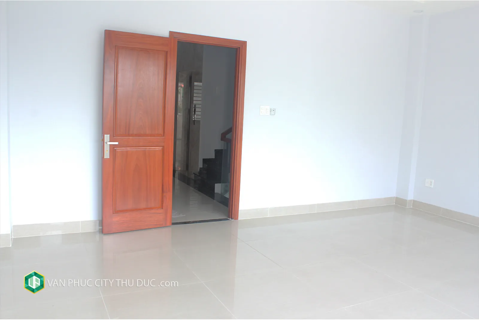 Nhà làm văn phòng trệt + 2 lầu 6x20m, mặt tiền đường 25m, full nội thất view hồ bơi giá 36 triệu