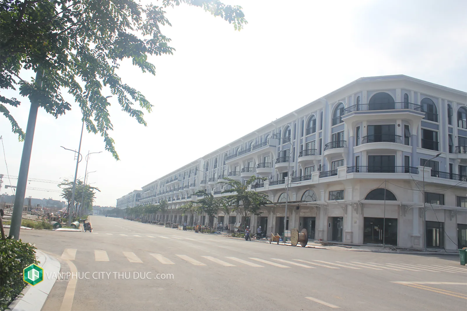 Siêu HOT! Shophouse Đinh Thị Thi hướng Đông Bắc 7x20m, nhà thô mới xây kế phố đi bộ giá 41 tỷ