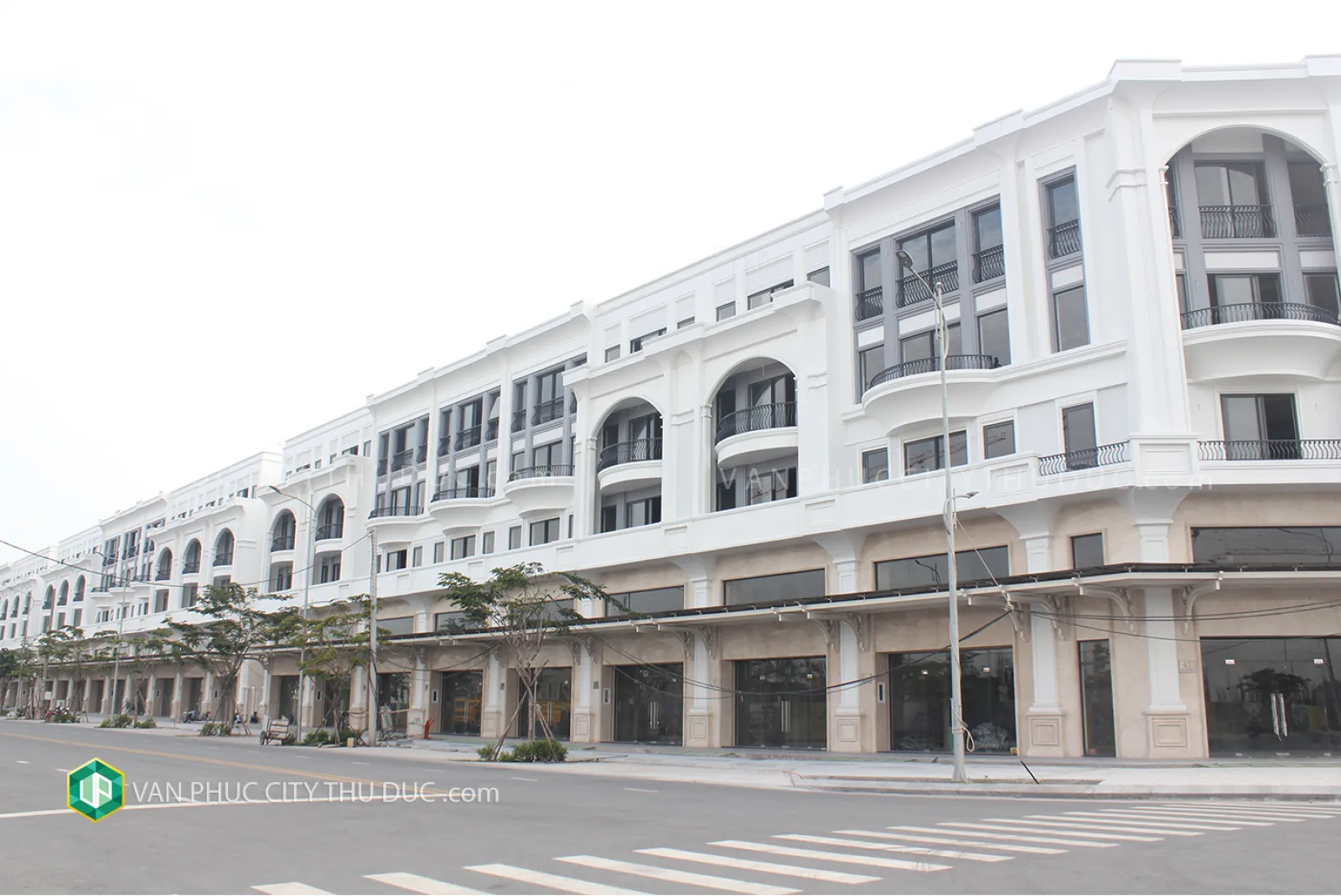 Siêu HOT! Shophouse Đinh Thị Thi hướng Đông Bắc 7x20m, nhà thô mới xây kế phố đi bộ giá 41 tỷ