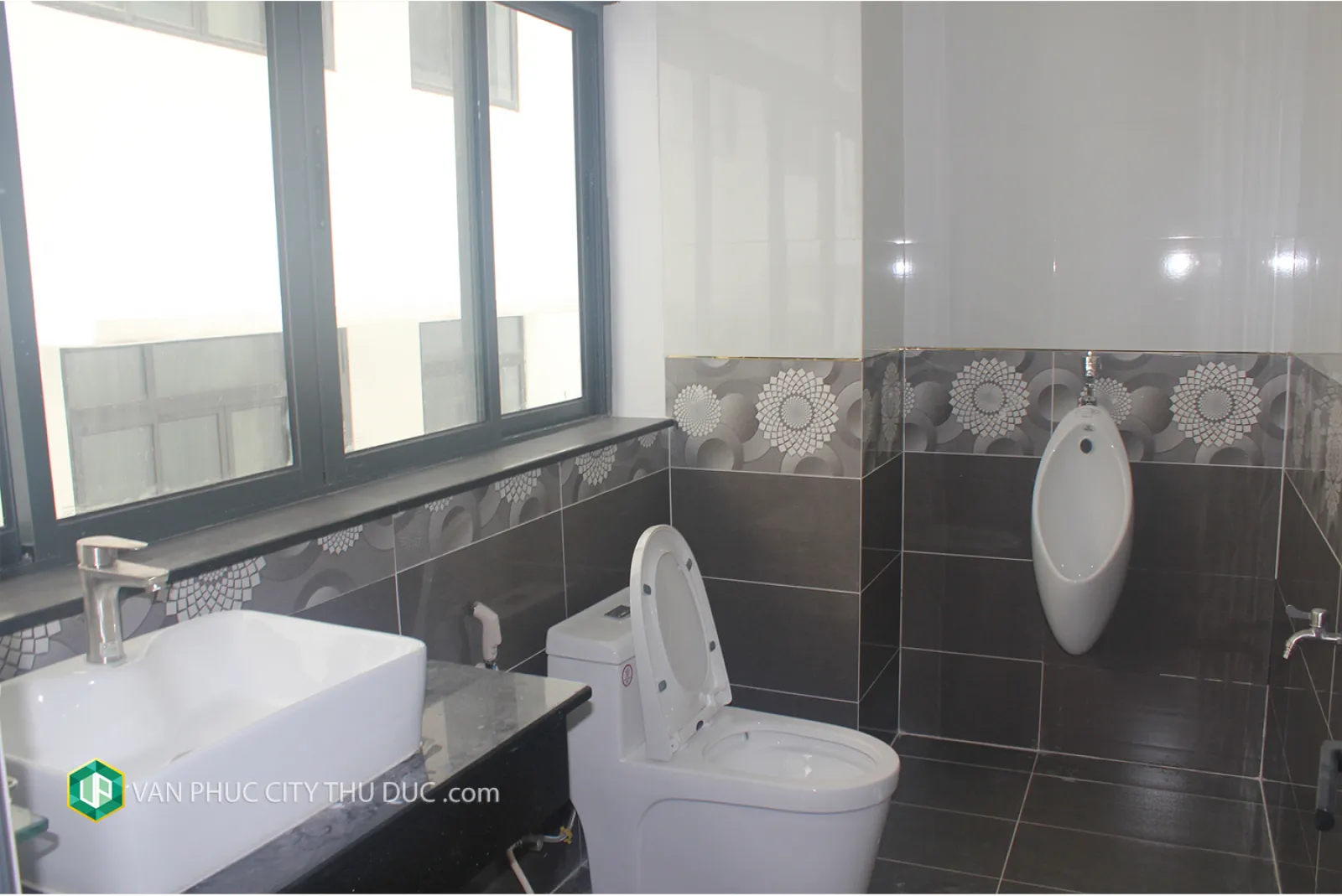 Cần cho thuê nhà hoàn thiện cơ bản hướng Tây Bắc 7x19m, full nội thất view công viên giá cực rẻ 61 triệu