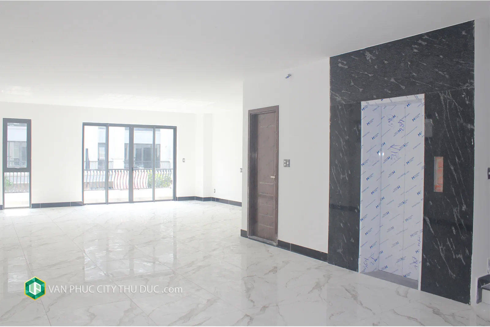 [CĂN HIẾM] Cho thuê nhà hoàn thiện, hẻm xen kẹt hướng Tây Nam 7x19m, full nội thất ngay kênh Sông Trăng giá chỉ 44 triệu