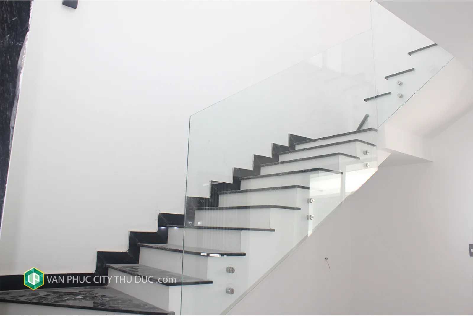 [CĂN HIẾM] Cho thuê nhà hoàn thiện, hẻm xen kẹt hướng Tây Nam 7x19m, full nội thất ngay kênh Sông Trăng giá chỉ 44 triệu