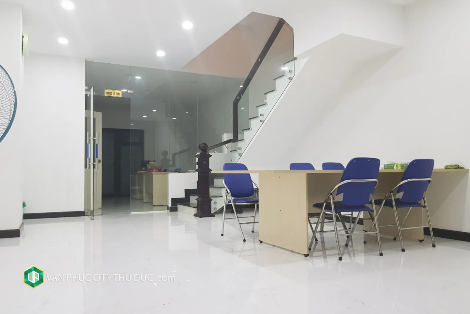 Cho thuê  GẤP nhà KĐT Vạn Phúc hướng Đông Nam 5x21.5m, full nội thất văn phòng giá 36 triệu