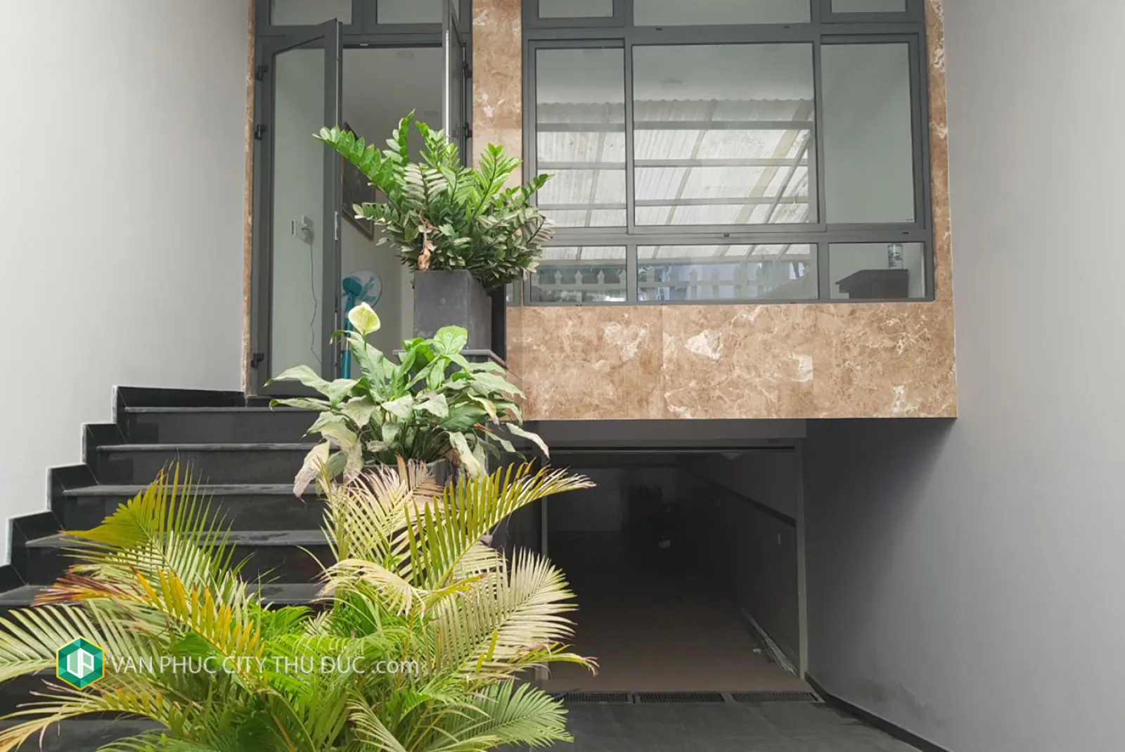 Cho thuê  GẤP nhà KĐT Vạn Phúc hướng Đông Nam 5x21.5m, full nội thất văn phòng giá 36 triệu