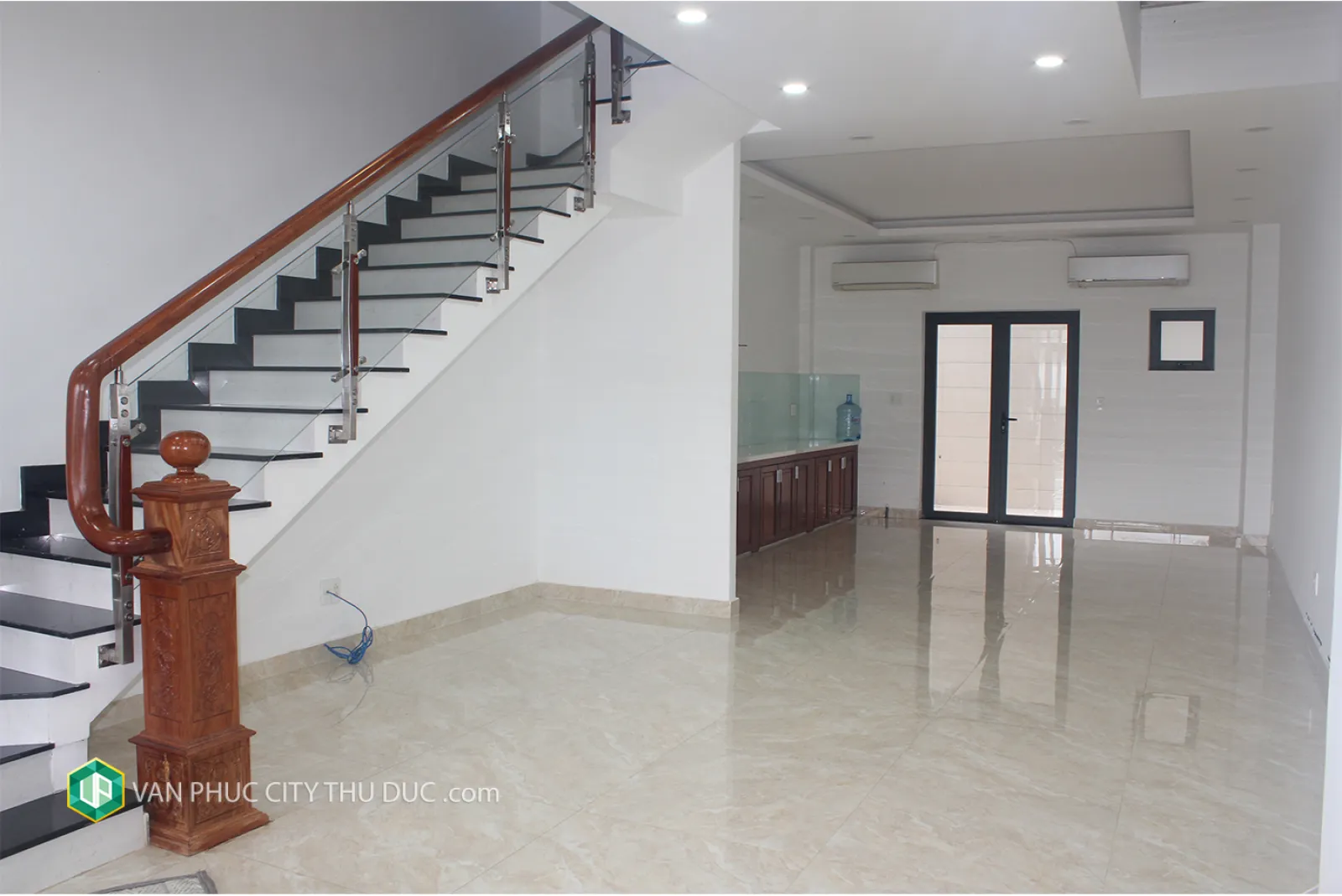 CHO THUÊ GẤP nhà Vạn Phúc City hướng Đông Bắc 5x20.5m, nội thất cơ bản view hồ bơi giá 34 triệu