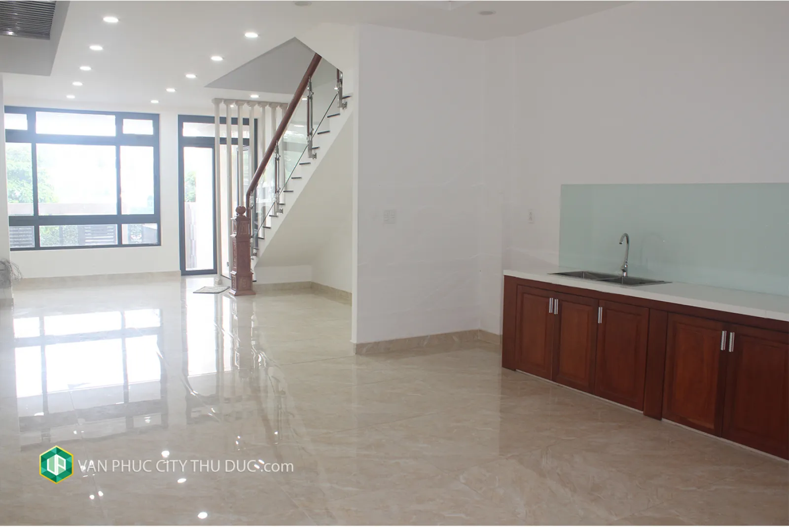 CHO THUÊ GẤP nhà Vạn Phúc City hướng Đông Bắc 5x20.5m, nội thất cơ bản view hồ bơi giá 34 triệu