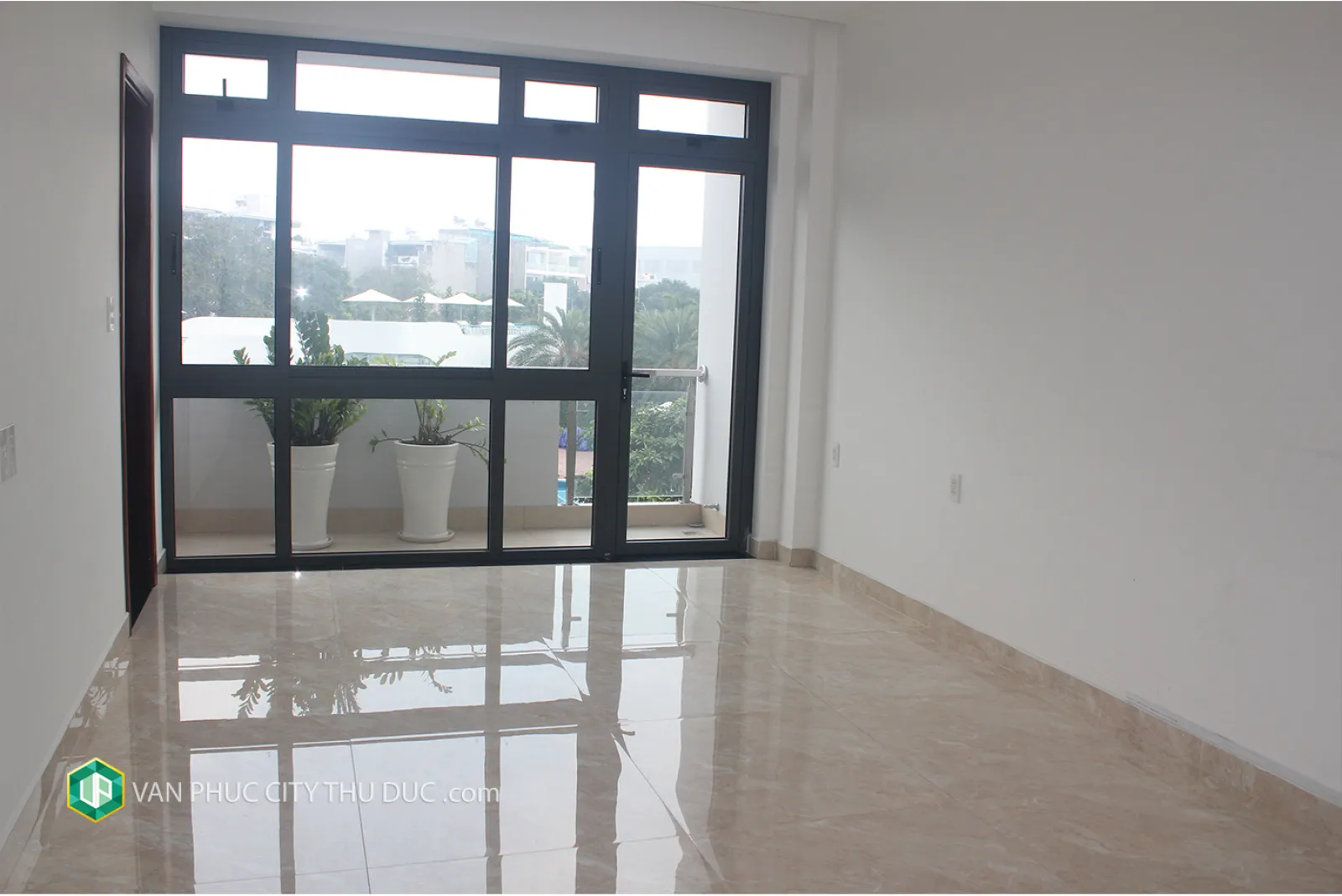 CHO THUÊ GẤP nhà Vạn Phúc City hướng Đông Bắc 5x20.5m, nội thất cơ bản view hồ bơi giá 34 triệu