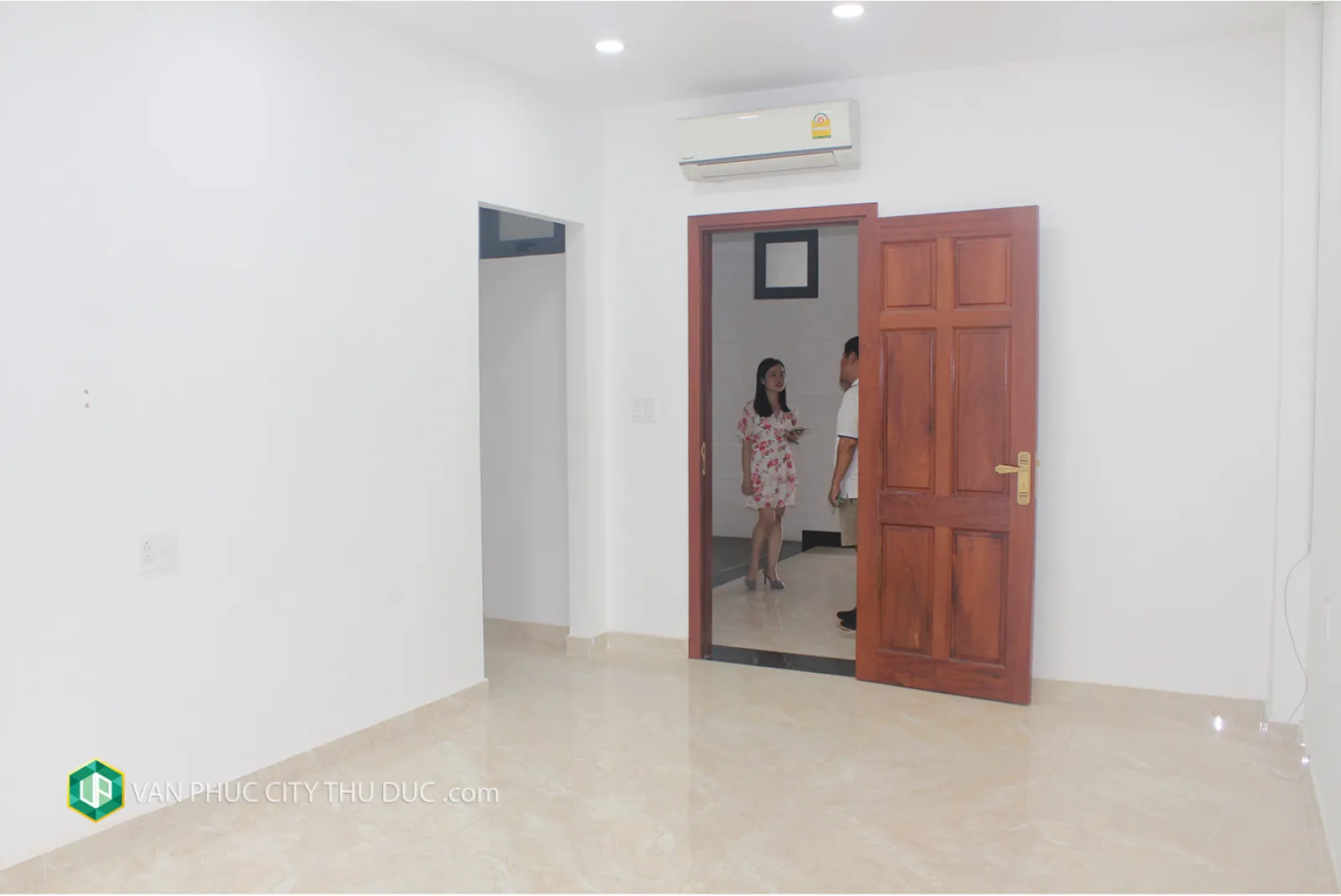 CHO THUÊ GẤP nhà Vạn Phúc City hướng Đông Bắc 5x20.5m, nội thất cơ bản view hồ bơi giá 34 triệu